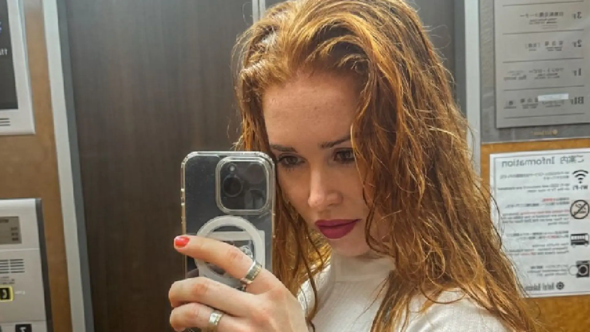 Antoinette de Jong kruipt op schoot bij haar man Coen tijdens romantisch boottochtje