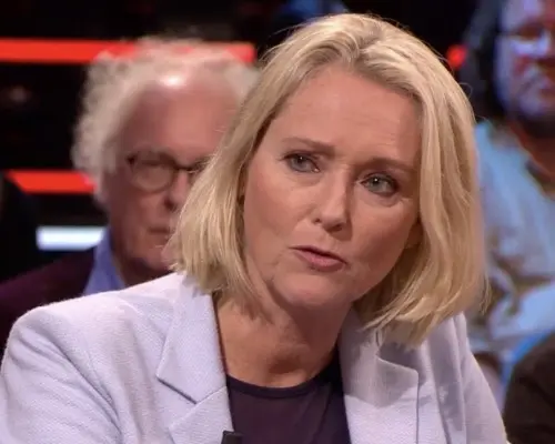 Antoinette Hertsenberg beledigt per ongeluk Nederlandse soldaten: "Dat knippen we eruit" (video)