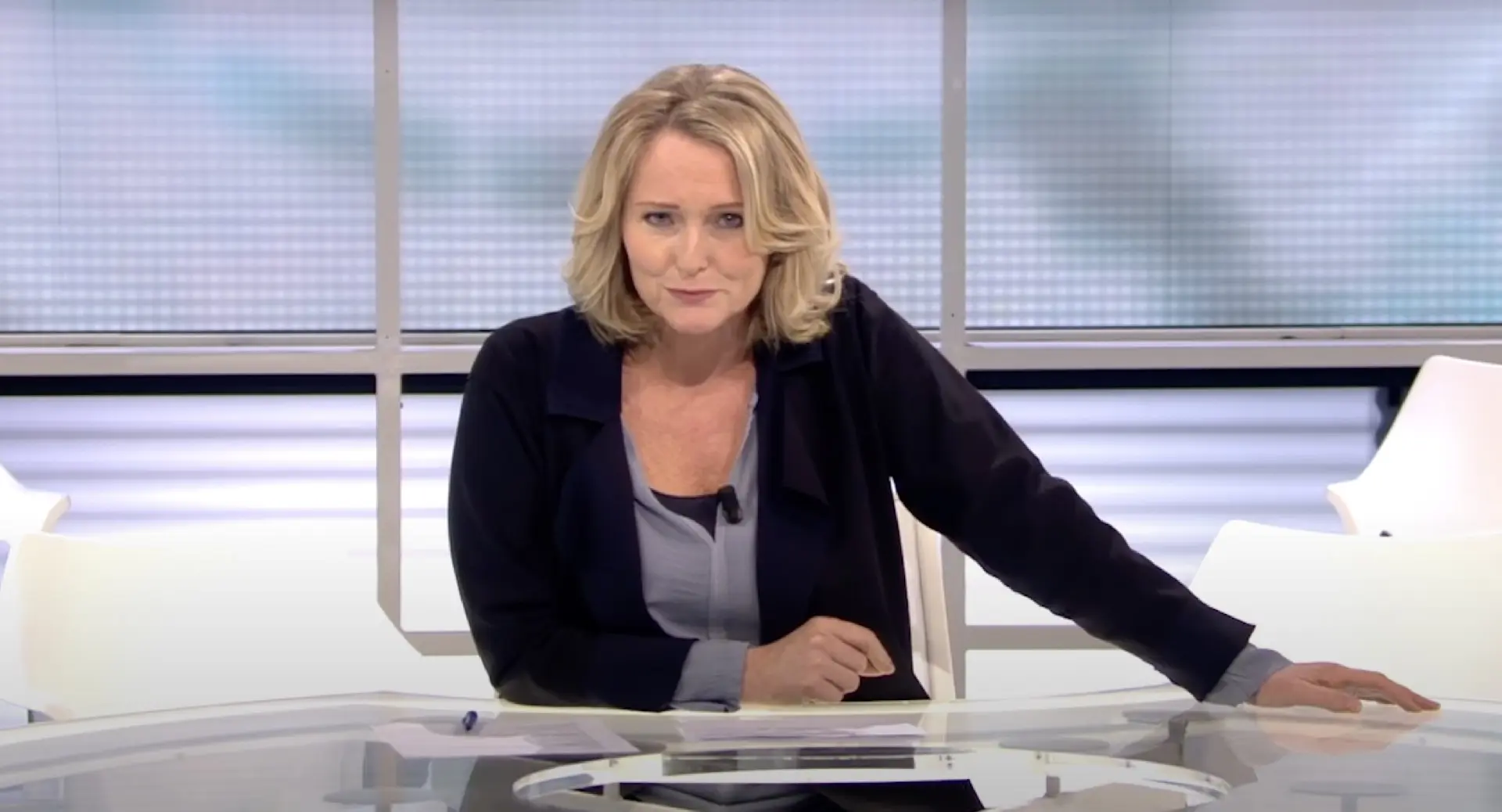 Zien: Antoinette Hertsenberg zwaait met gebruikt rubbertje tijdens Het Perfecte Plaatje (video)
