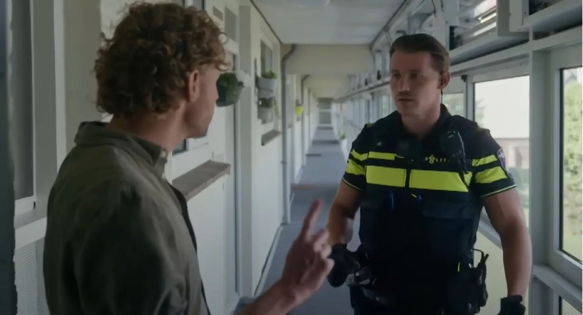 Agent Daan laat vrouwelijke kijker Bureau Maastricht van stoel glijden; mannen genieten vooral van knappe agente Kenia