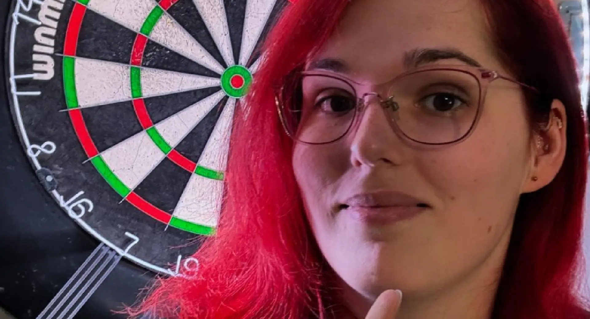 Trans darter Noa-Lynn van Leuven is meest besproken deelnemer op Grand Slam of Darts (maar om de verkeerde redenen!)