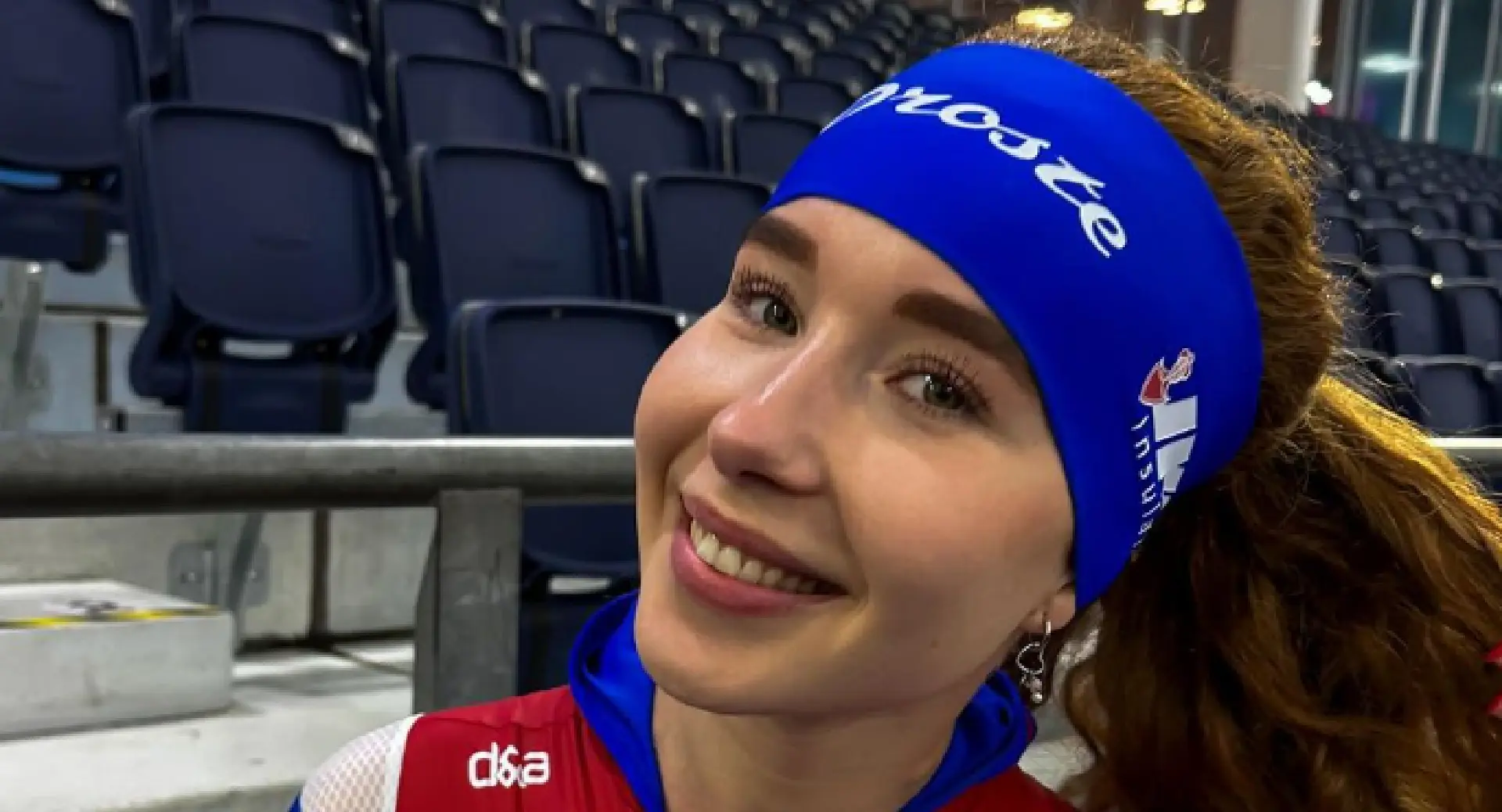 Mooi rood is niet lelijk: Bloedmooie zusjes Michelle en Antoinette de Jong laten het ijs in Thialf smelten
