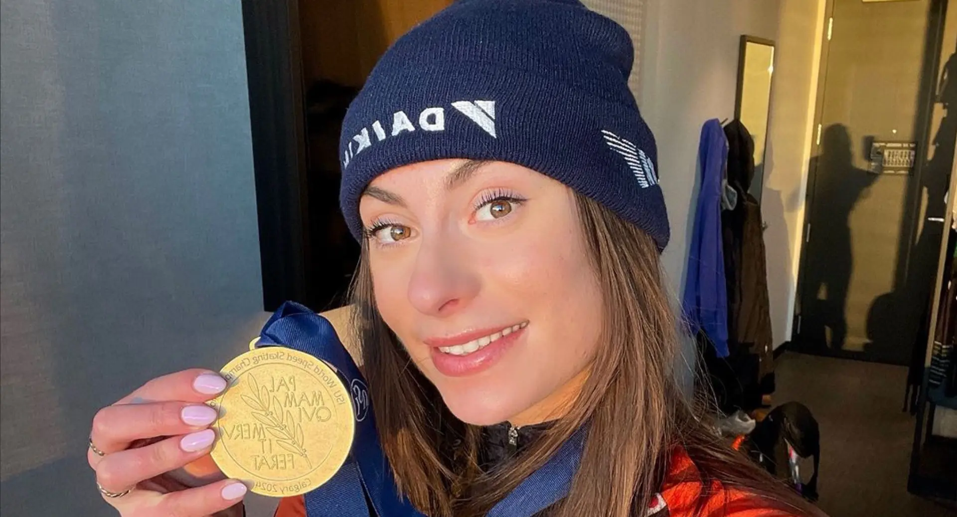 Schaatsster Femke Kok viert feestje met zichzelf in lift na mysterieuze ziekte (foto)
