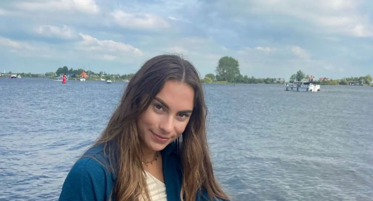 Femke Kok maakt flinke klappen in nauwsluitend pakje tijdens ritje in buitenlucht