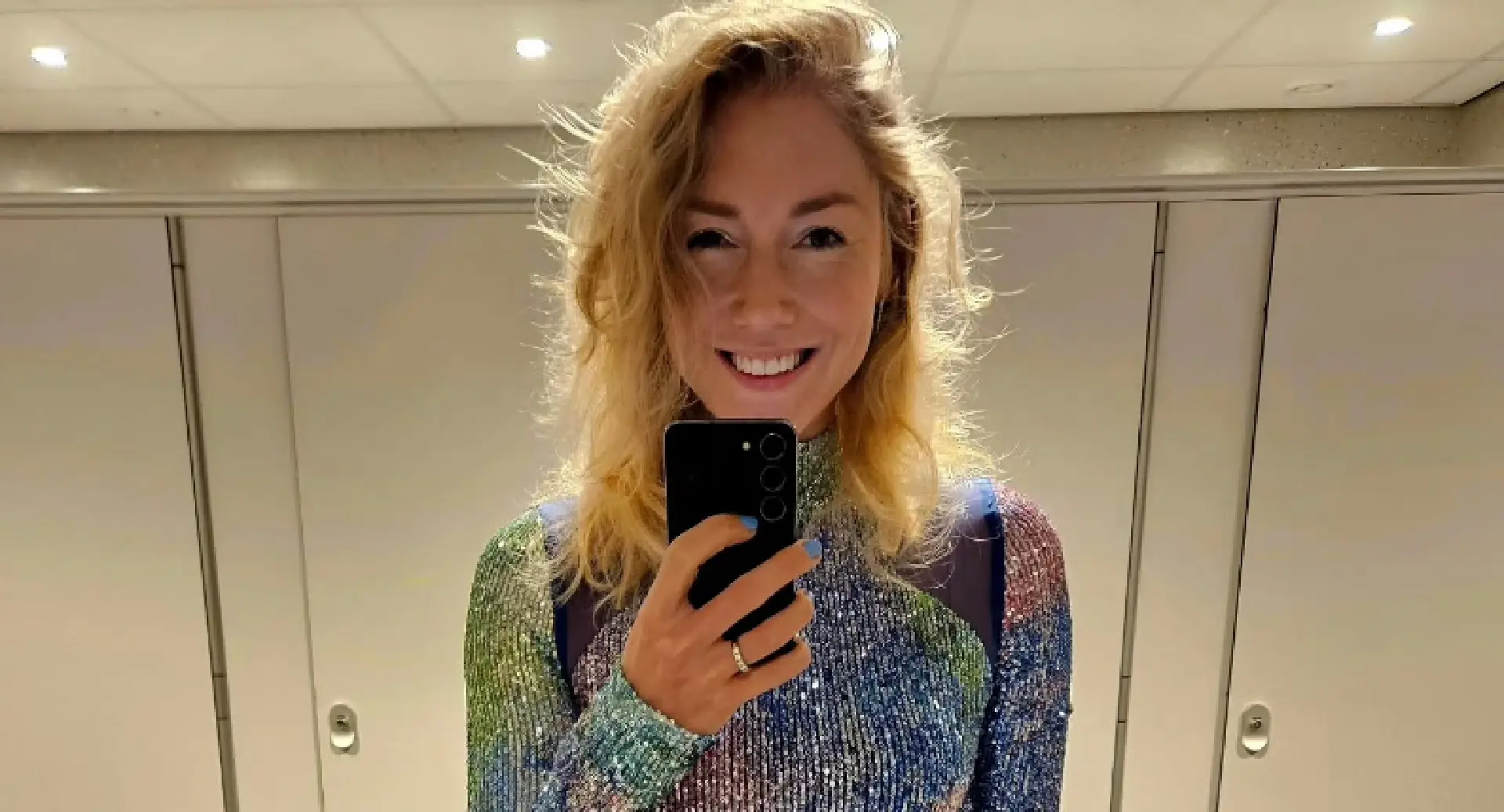 Jamie Kazan smacht naar flinke komkommer terwijl Expeditie Robinson-kandidaat room in haar mond spuit (video!)