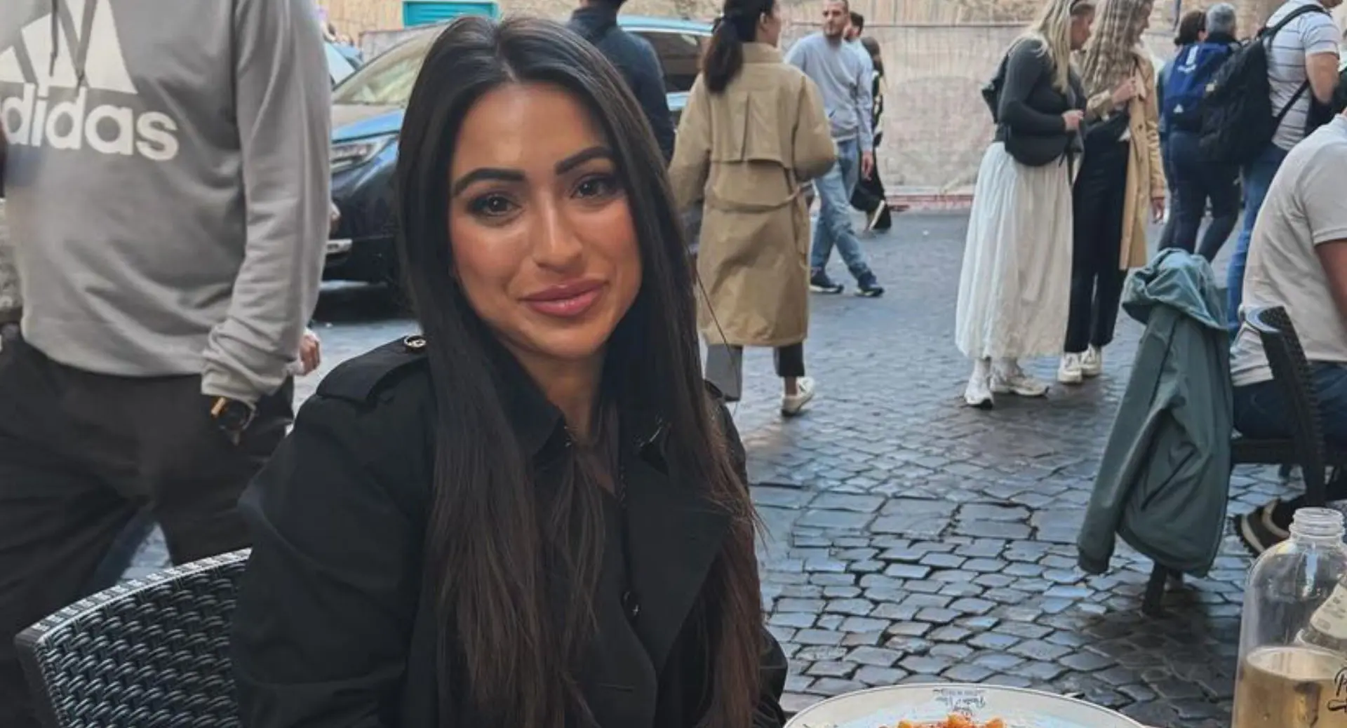 Lale Gül filmt zichzelf in pashokje vanwege sokken (maar iedereen kijkt naar iets anders)