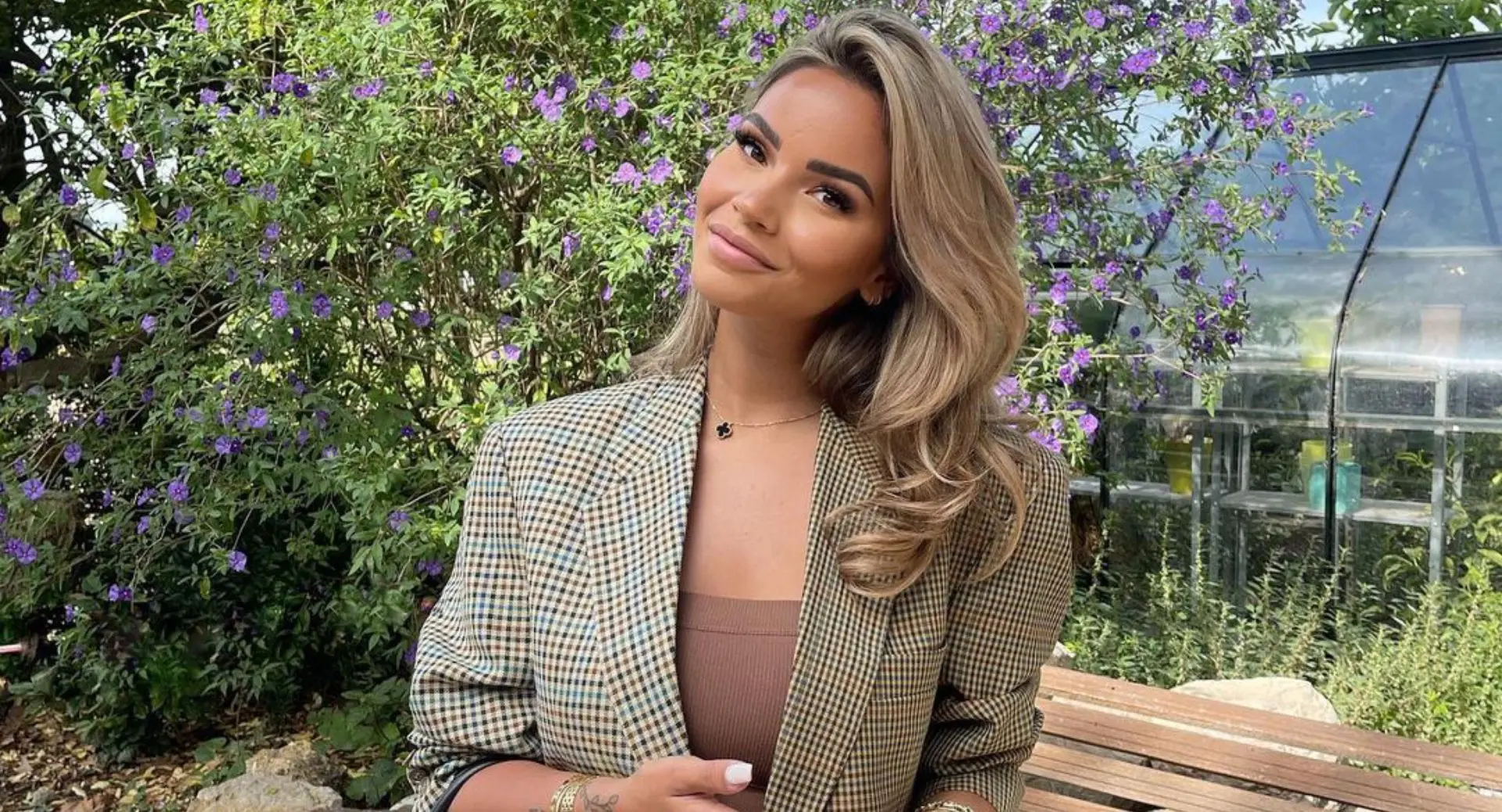 Monica Geuze en Romee Strijd zwaaien met stukje stof tijdens hete meiden-avond