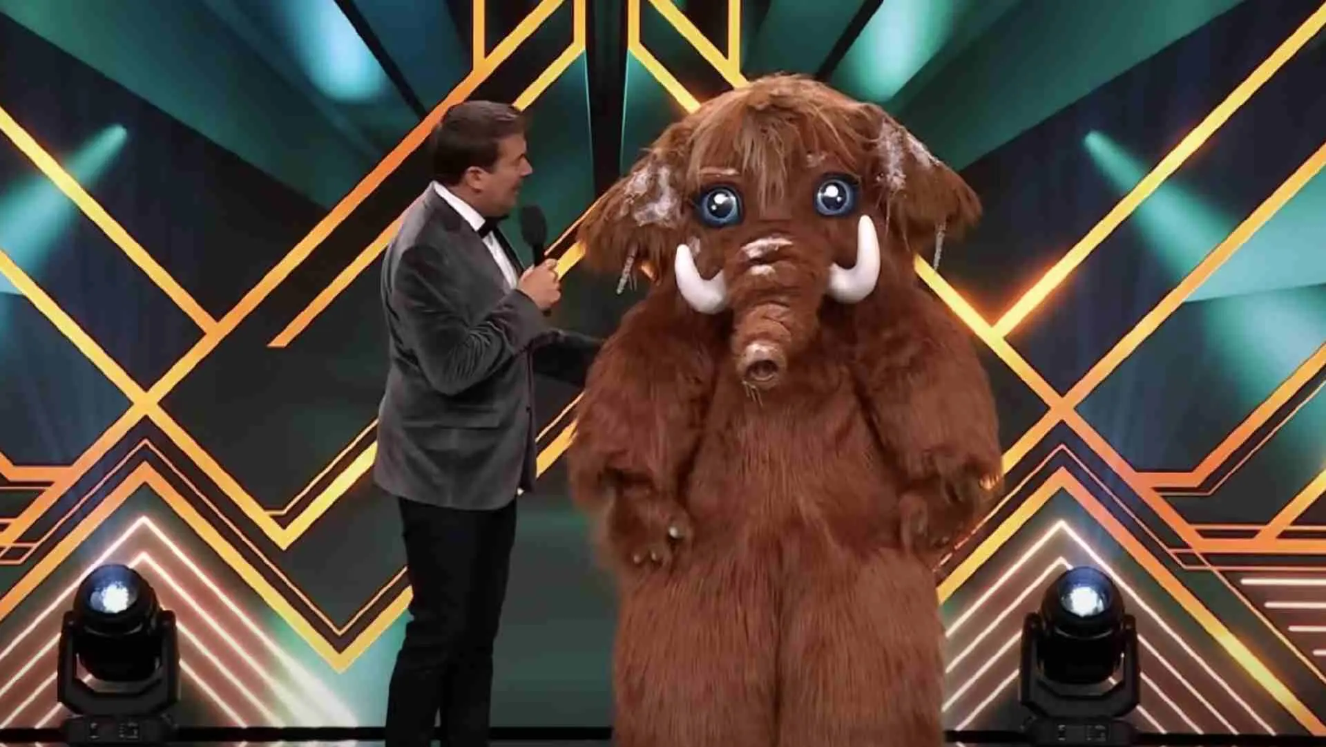 The Masked Singer-kijker weet het zeker: er schuilt sowieso een hele knappe blondine achter Mammoet-kostuum