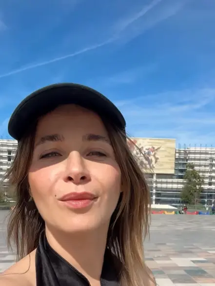 Victoria Koblenko duikt wc in met meerdere bonkige mannen
