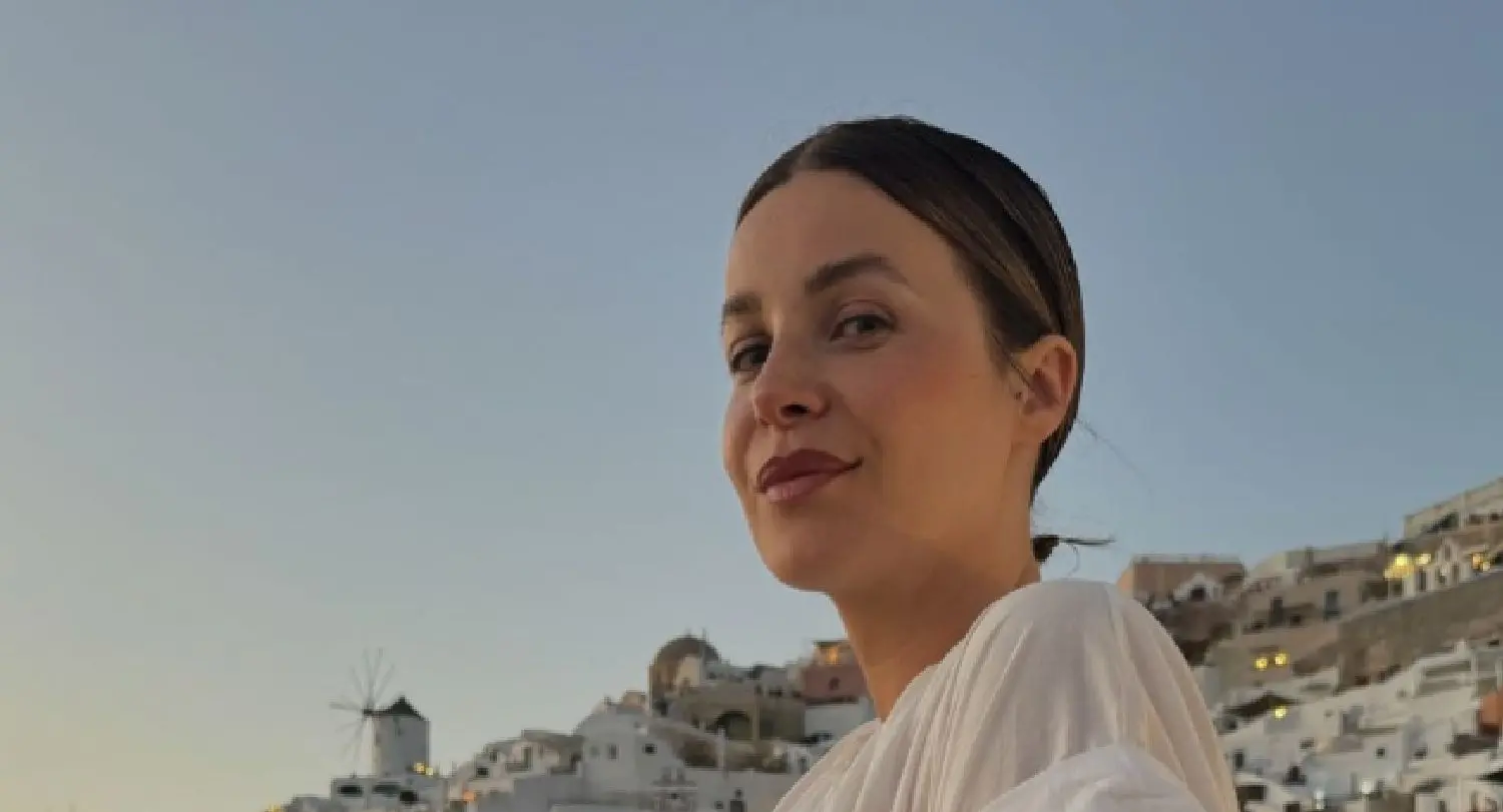Victoria Koblenko draagt flinterdun zijden topje en heeft haar 'vriendinnen' los in de kooi