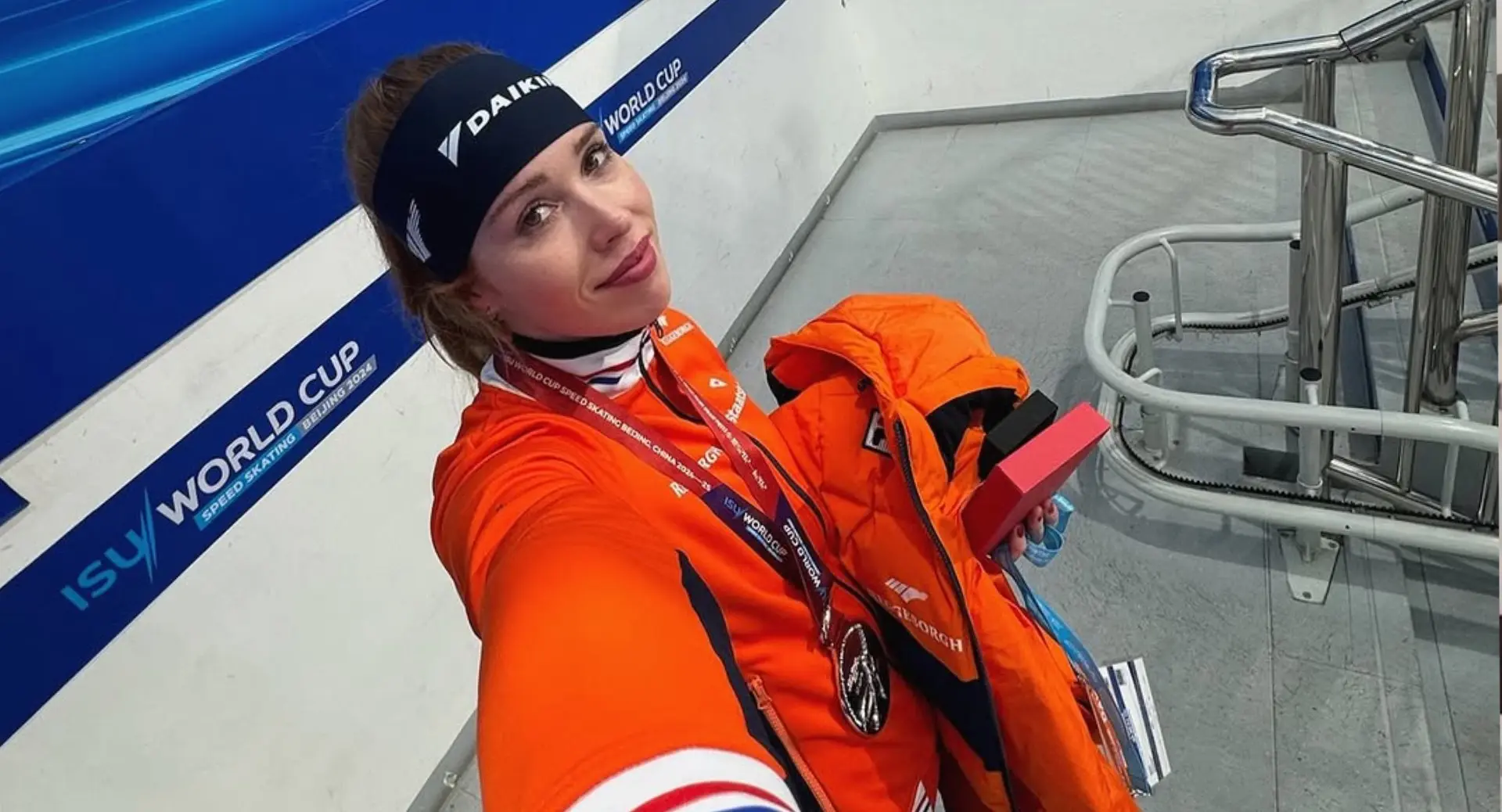 Schaatsster Antoinette de Jong doet Jutta Leerdam na en laat schaatspakje thuis (video)