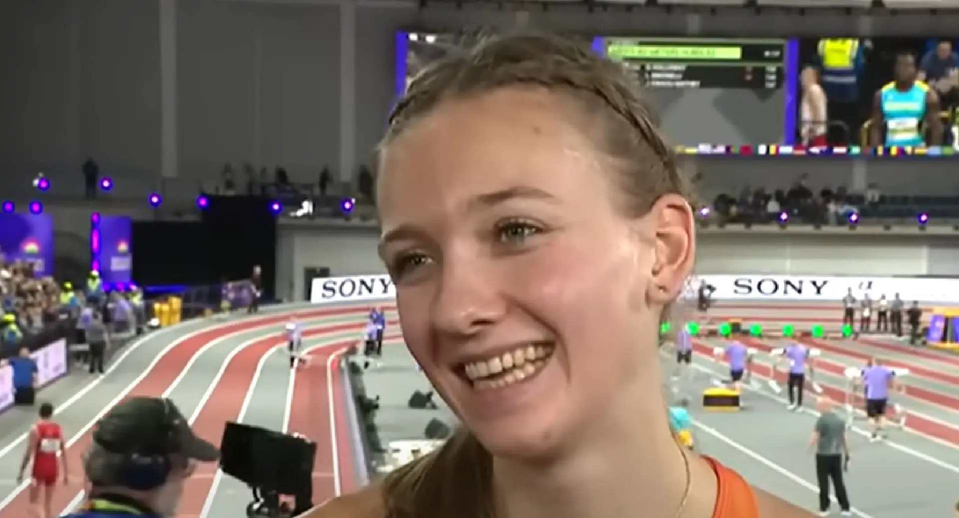 Atlete Femke Bol laat haar meest effectieve versiertruc zien (en heeft daarbij haar moeder nodig)
