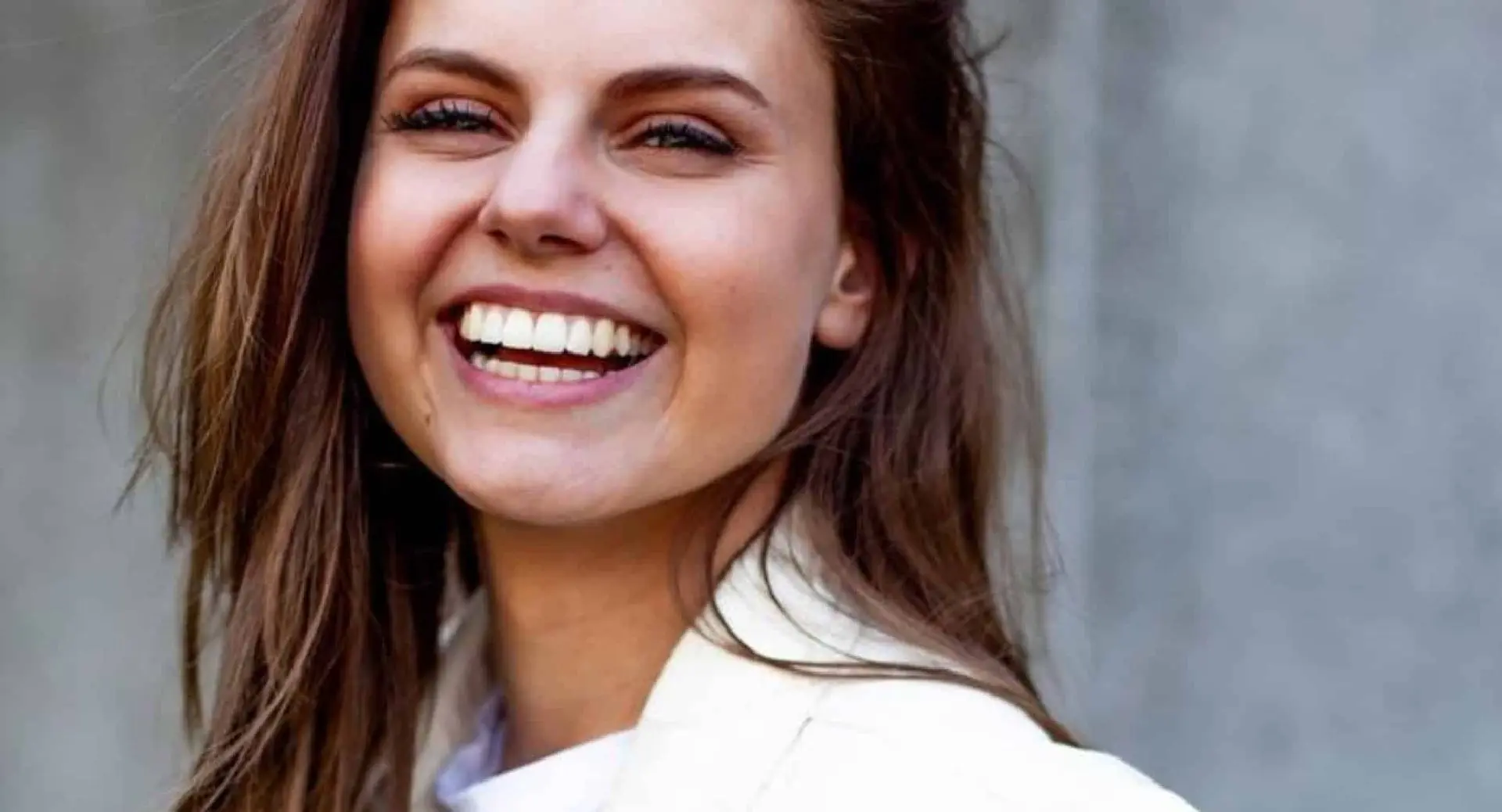 Actrice Britt Scholte tuit haar lipjes voor verleidelijk kiekje in badkamer (foto's)