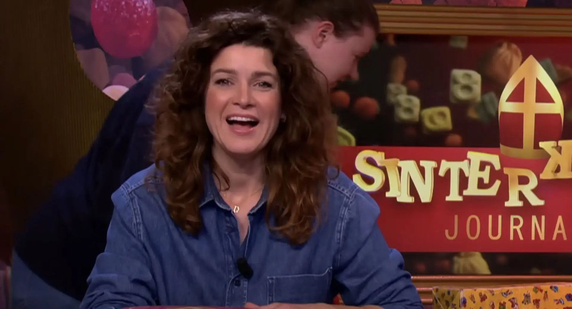 Merel Westrik wordt omsingeld door Pieten en zorgt bij iedereen voor een happy ending (video)