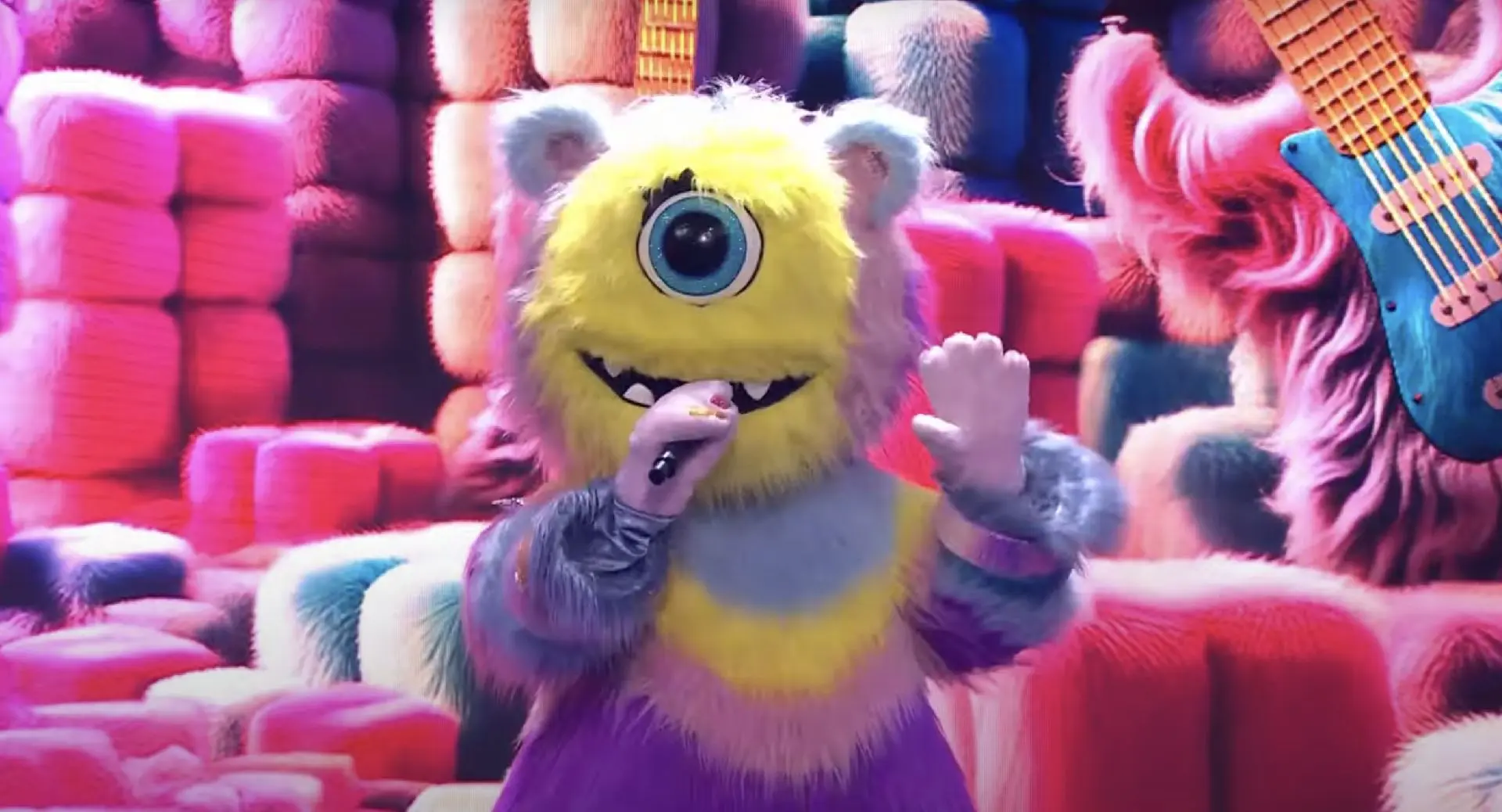 Kijkers twijfelen: zit deze RTL Boulevard-presentatrice in het meest bizarre The Masked Singer-kostuum van dit seizoen? (video)