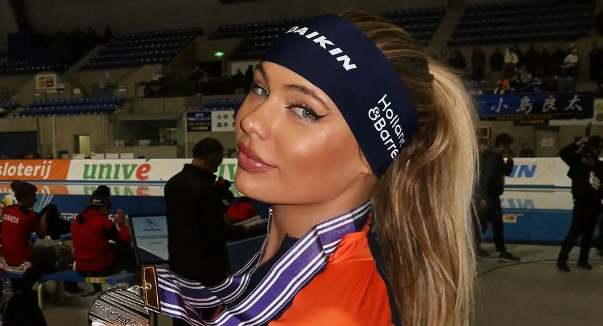 IJskoude douche voor Jutta Leerdam na thuiskomst: blondine geniet er tóch van (foto)