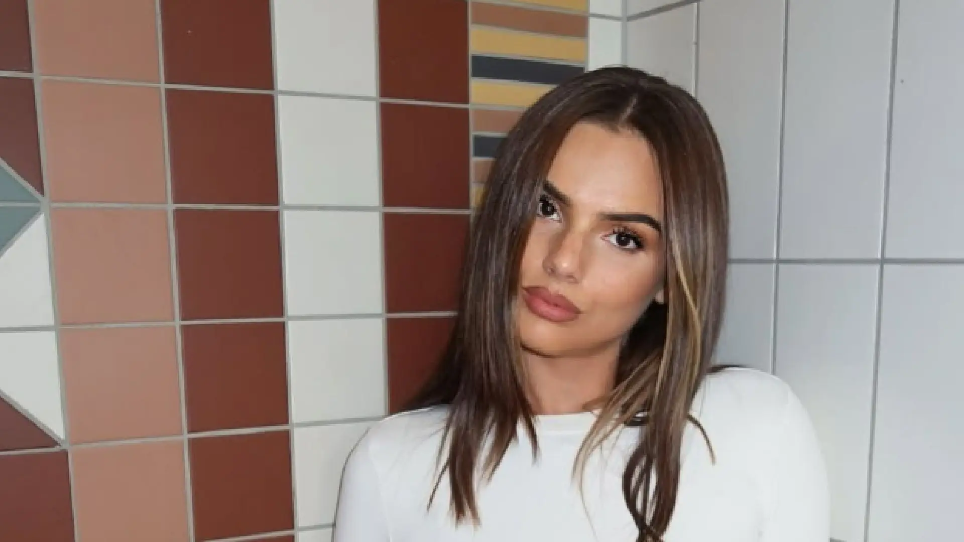 Klein maar fijn: Famke Louise laat haar glimmende olijfjes zien en sabbelt erop los (video)