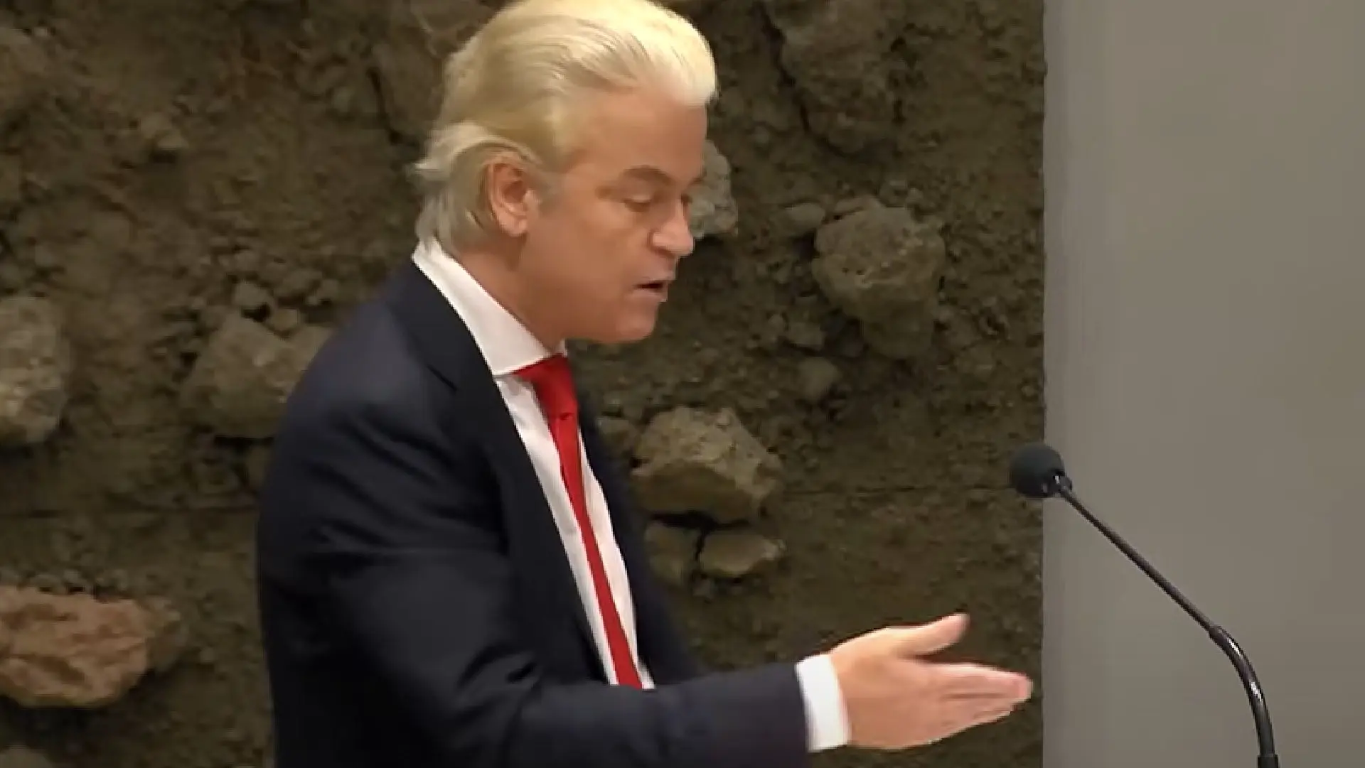 Zo zag je Geert Wilders nog nooit: PVV-leider kan tóch poeslief zijn (foto)