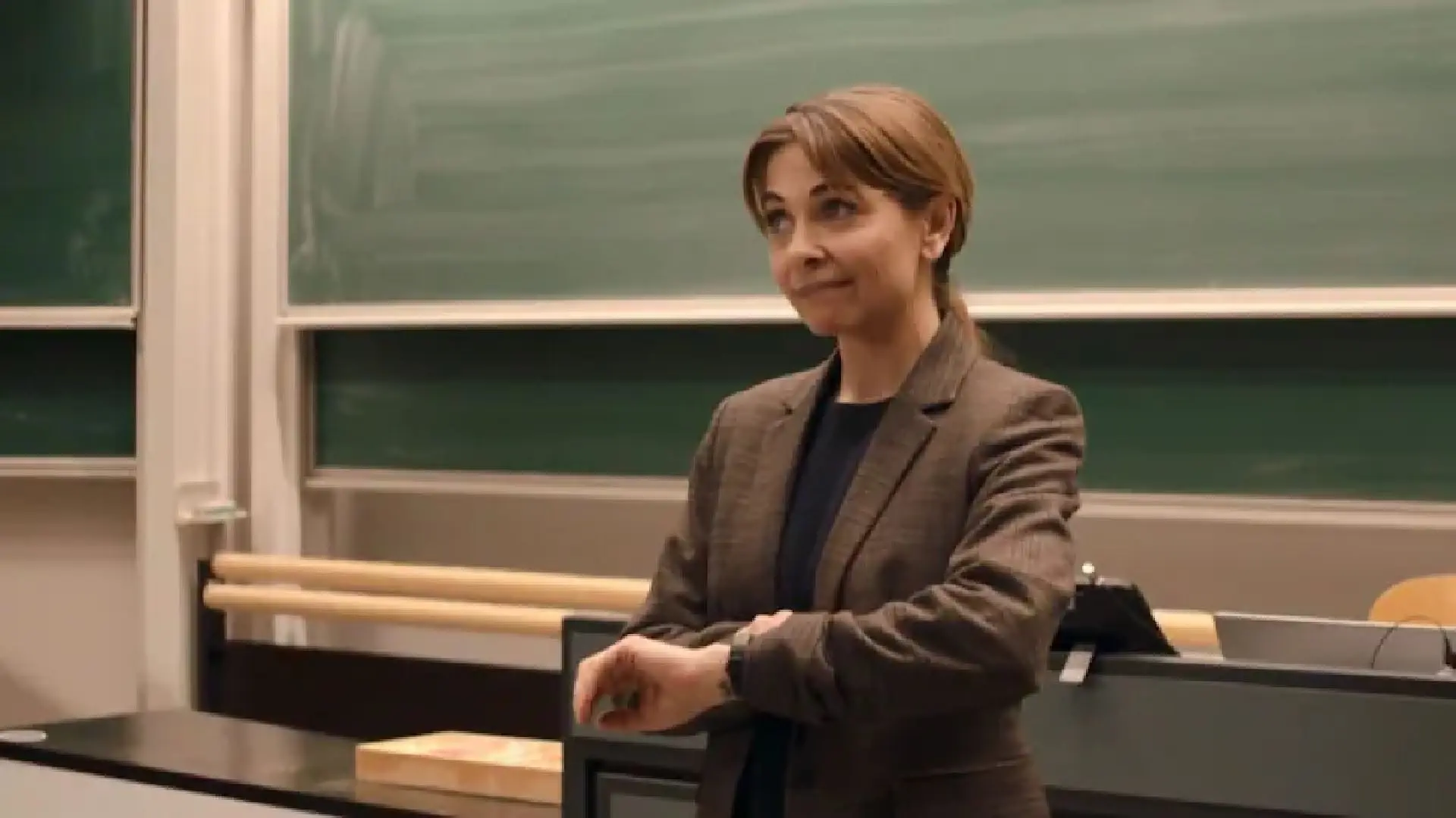 Mannendroom komt uit: Georgina Verbaan is knappe professor in nieuwe Videoland-serie (video)