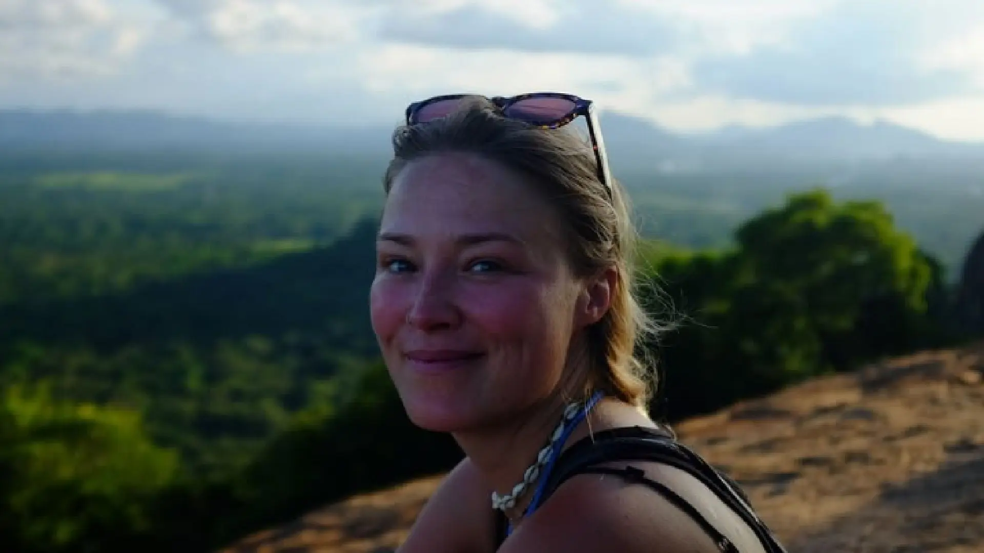 Geraldine Kemper beleeft hete feestdagen op handen en knieën op verlaten strandje (video)