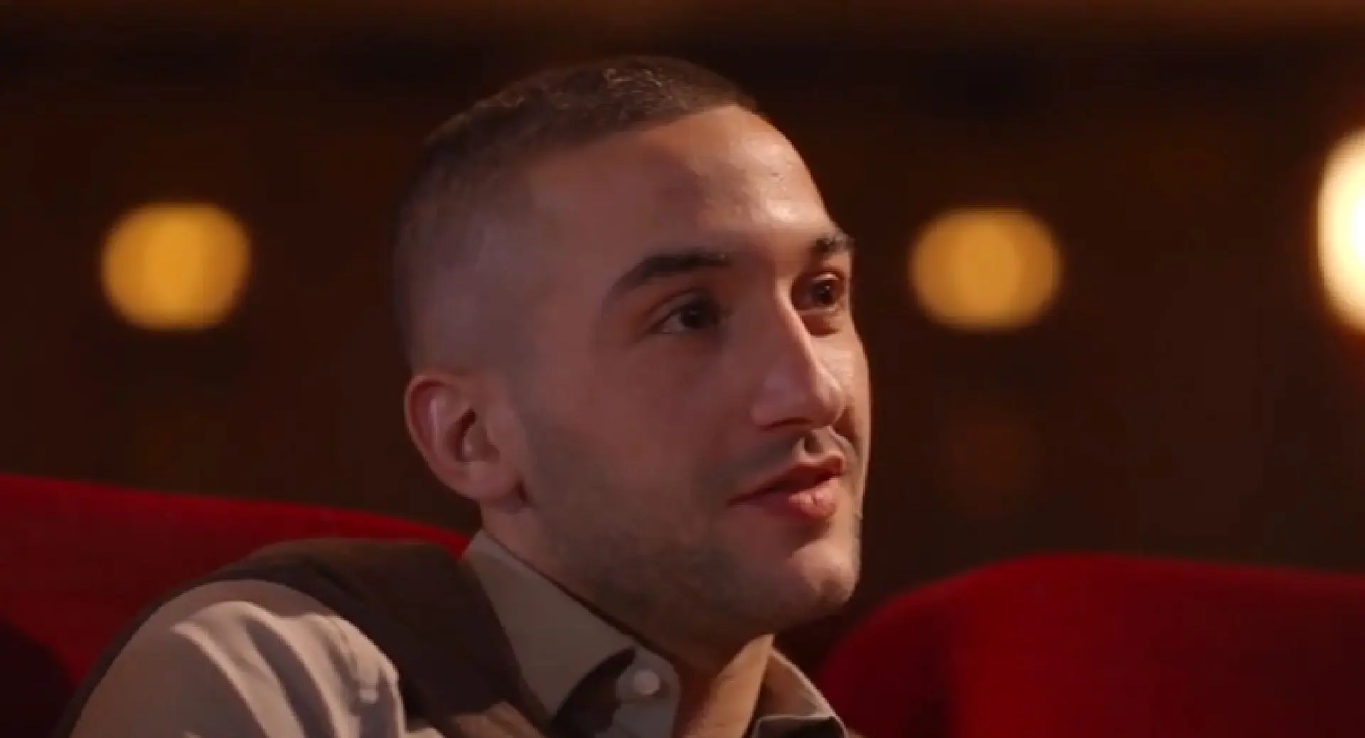 Gesnapt: Hakim Ziyech kan nieuwe Nederlandse vriendin Chloe écht niet meer geheimhouden (video)