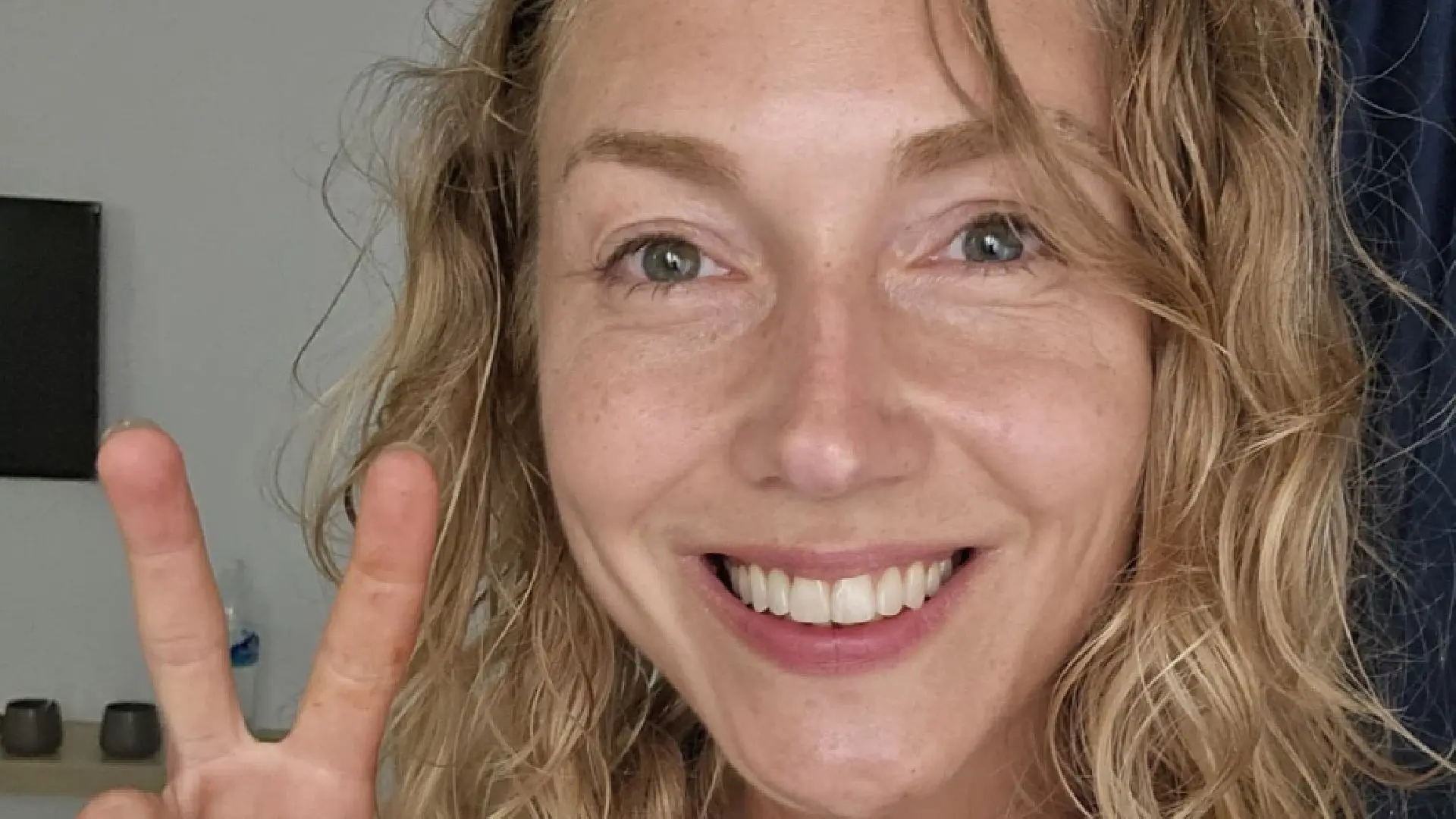 Expeditie Robinson hakte er keihard in bij Jamie Kazàn: verwilderde blondine doet opeens gekke dingen met bananen (video)