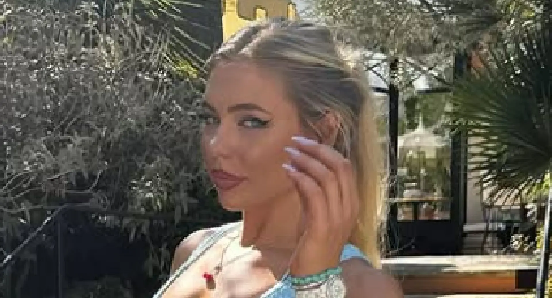 Jutta Leerdam laat haar flinke lippen zien en poseert in open jasje zonder onderkleding (foto)