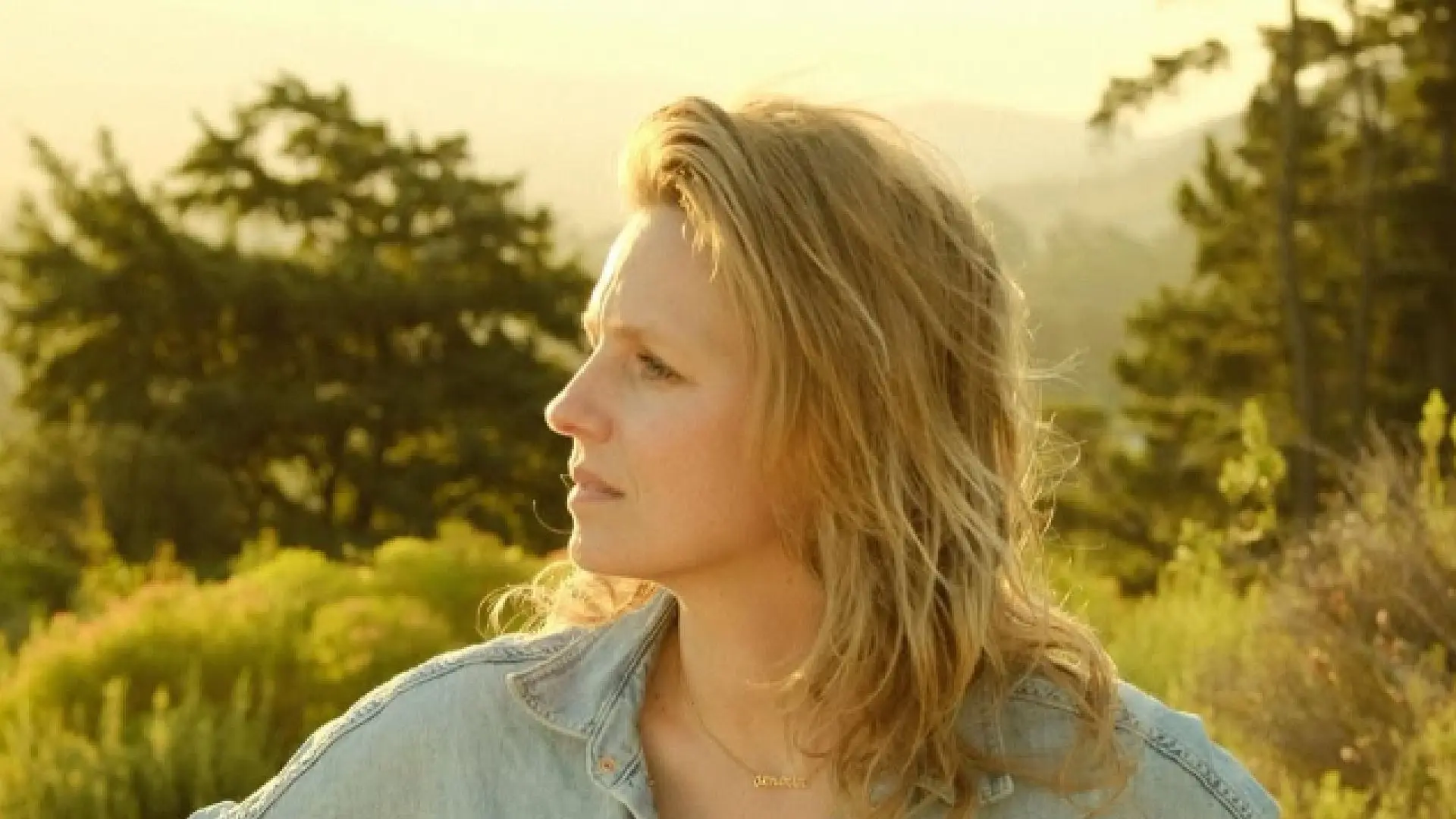 Leonie ter Braak steelt direct show tijdens B&B Vol Liefde: kandidaat grijpt presentatrice flink beet tijdens kennismaking (video)