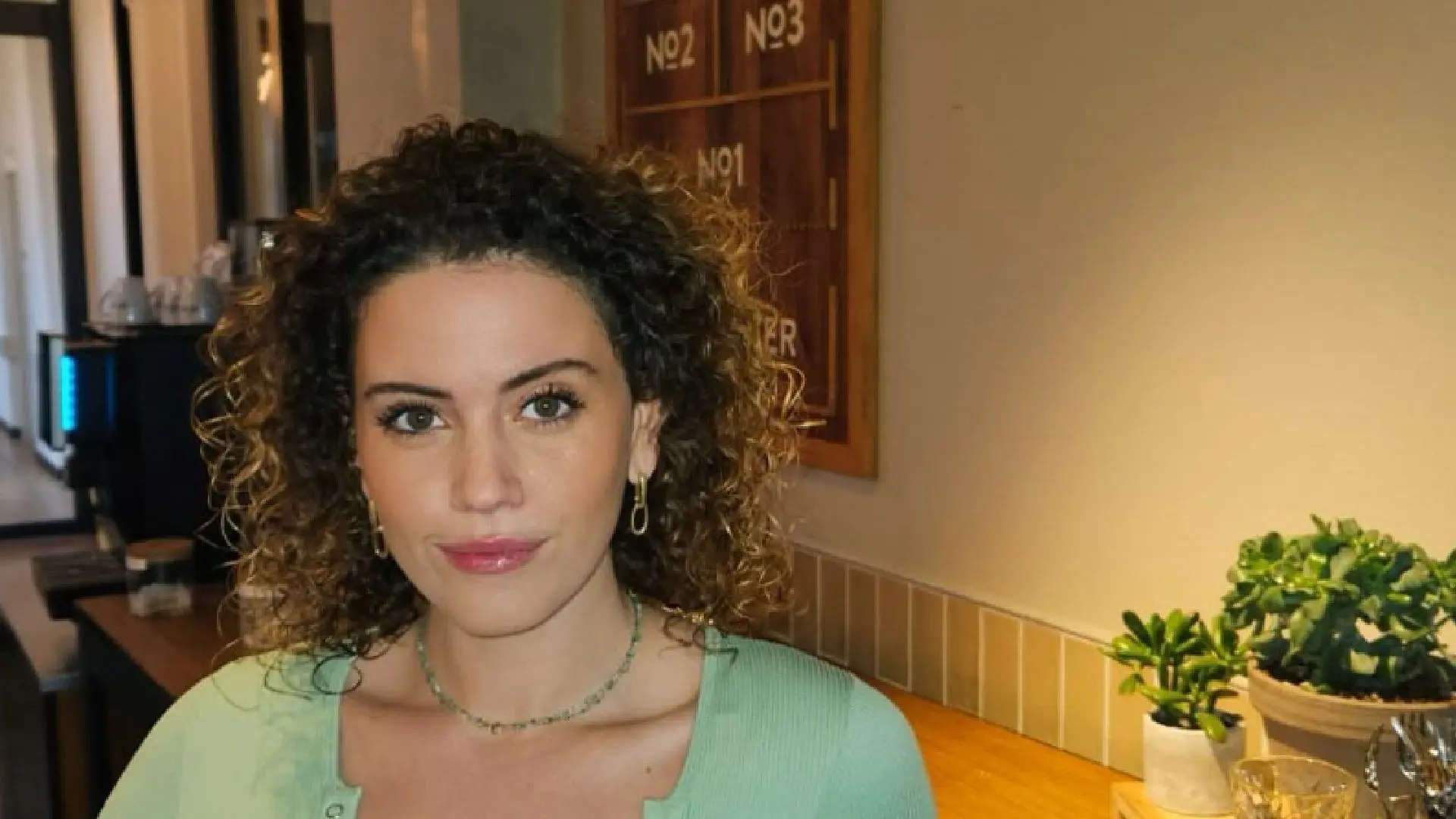 Actrice Emma Deckers toont haar achterzijde terwijl ze verlekkerd naar enorme staaf kijkt (video)