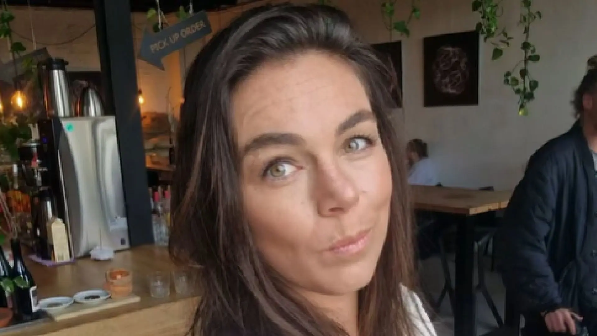 Expeditie Robinson-kandidaat Nouchka Fontijn trekt zich suf en gaat op haar knieën door het zand (video)