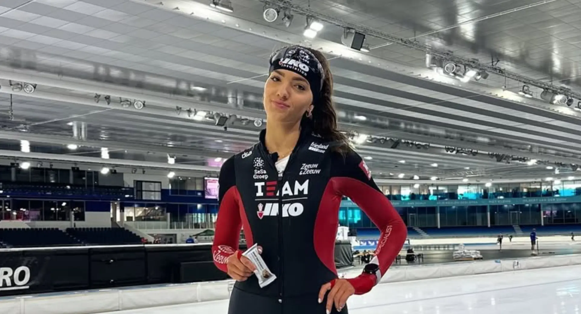 Schaatsster Pien Hersman schudt op en neer tijdens uiterste inspanning in piepklein pakje (video)