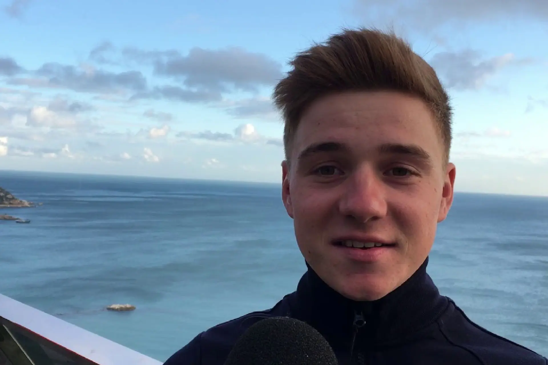 Wielerkampioen Remco Evenepoel gaat vreemd met deze bekende wulpse blondine (foto's)