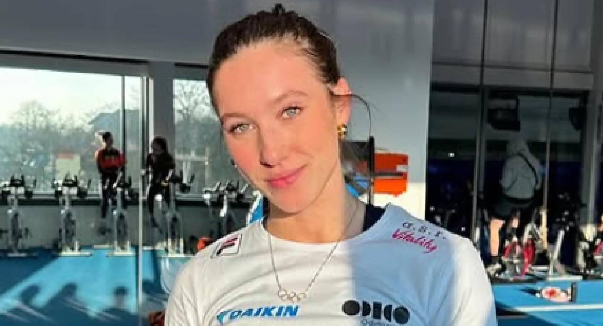 Suzanne Schulting laat zich in open lucht bekijken in zeer strakke sportpakjes