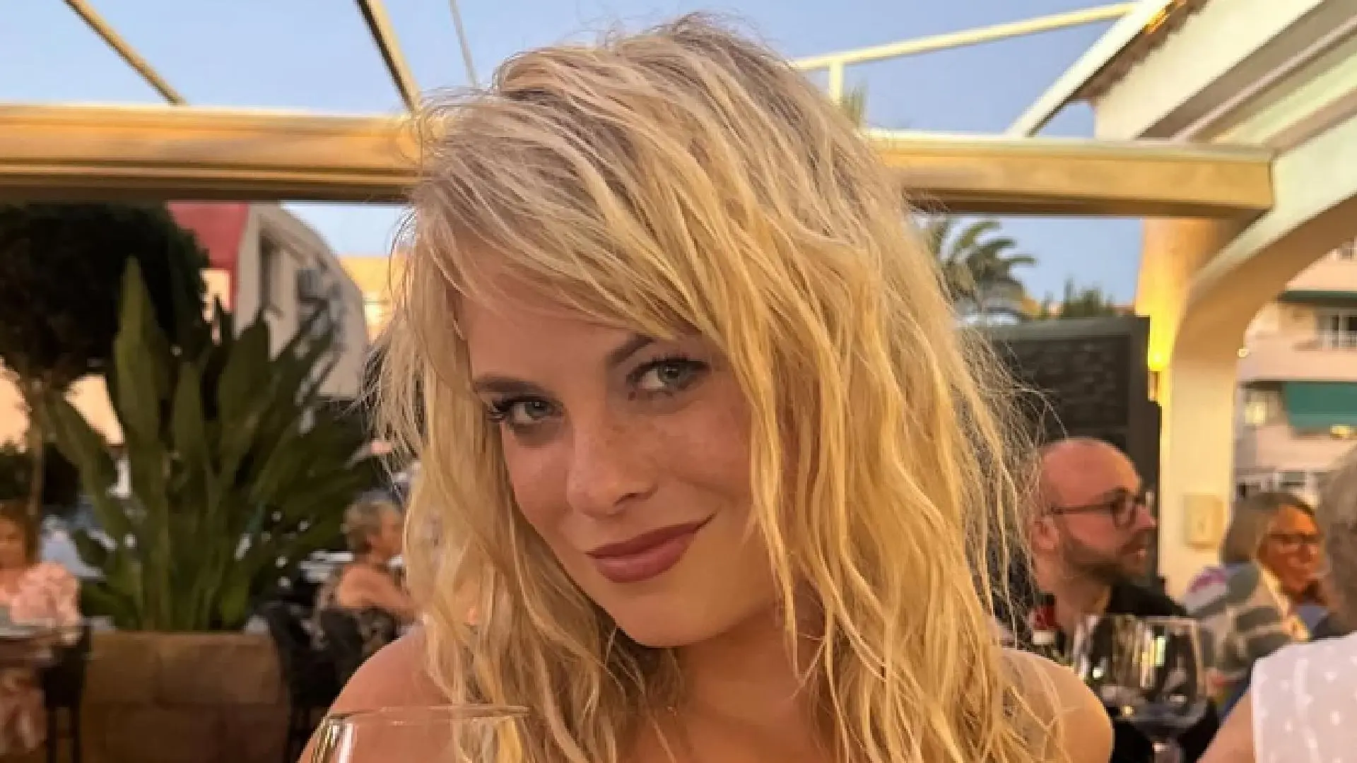 Sylvana IJsselmuiden doet Kees van Flodder na en krijgt haar zin met vies fotootje (video)