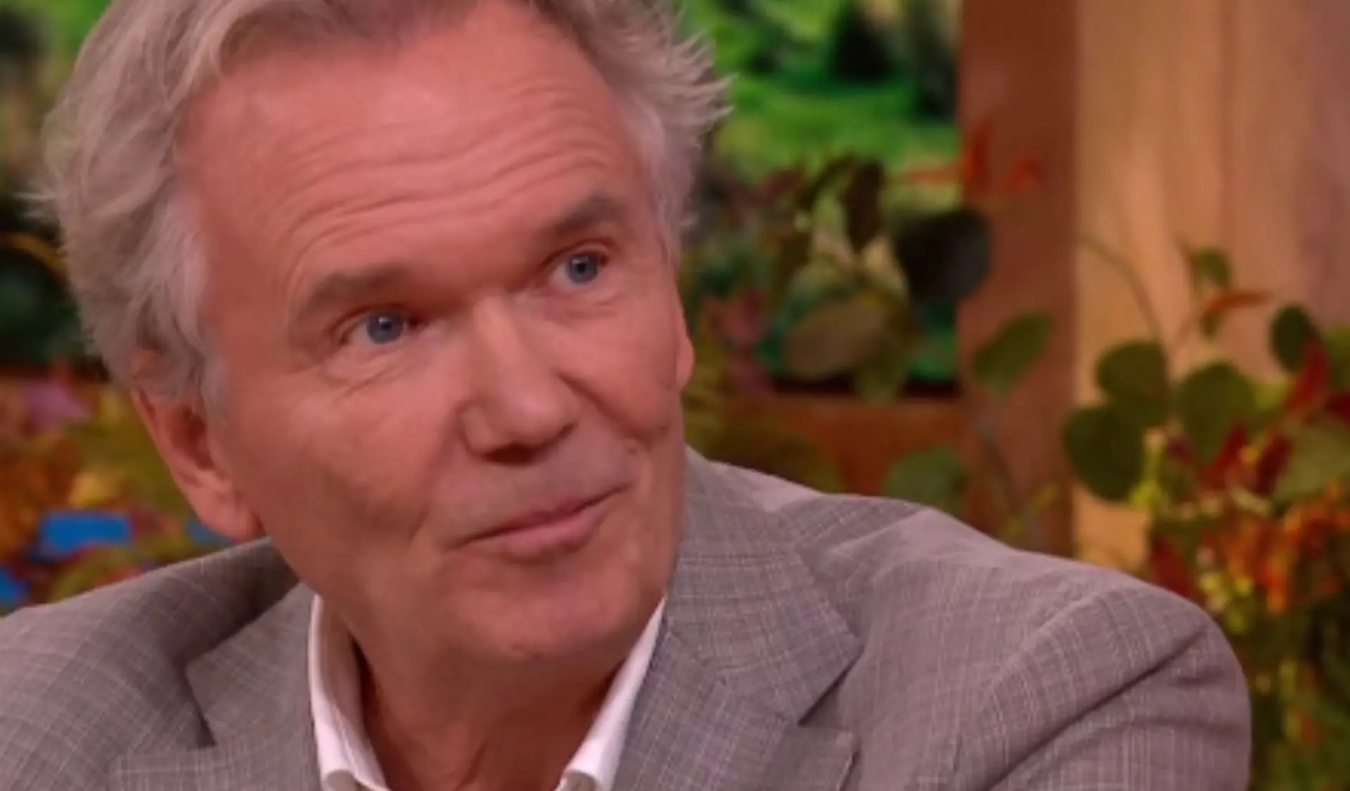 Tom Egbers na affaire met 26 jaar jongere collega weer op tv: wat heeft hij precies uitgespookt?