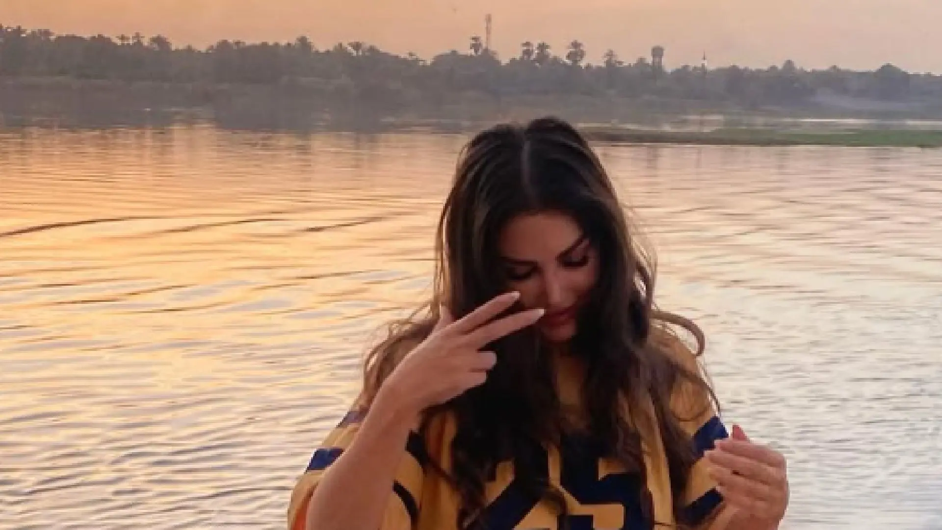 Yolanthe Cabau riskeert 'oeps'-momentje tijdens fotoshoot en moet haar jurkje goed vasthouden