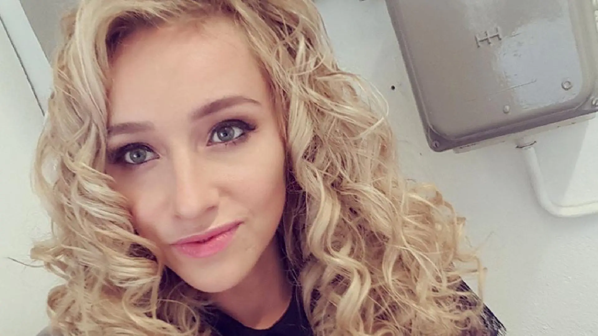 Voormalig model Zimra Geurts is helemaal terug; blondine gaat los met vriendin in rijdende auto (video)