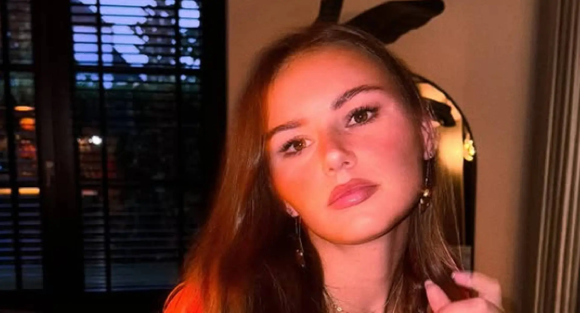 Puck Moonen sluit zichzelf op in donkere kamer en gaat vlug op en neer (video)
