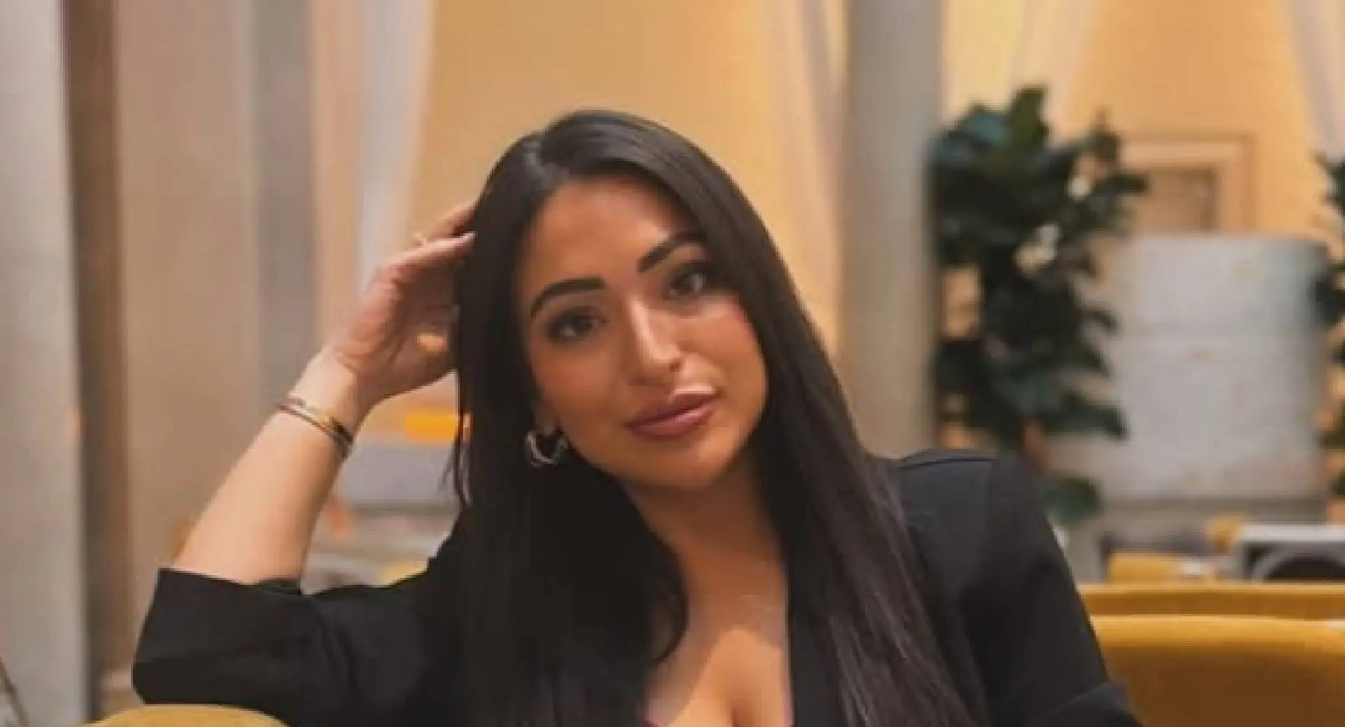 Lale Gül kruipt héél dicht tegen Linda de Mol aan en gaat op date met vrouwelijke collega (foto's)