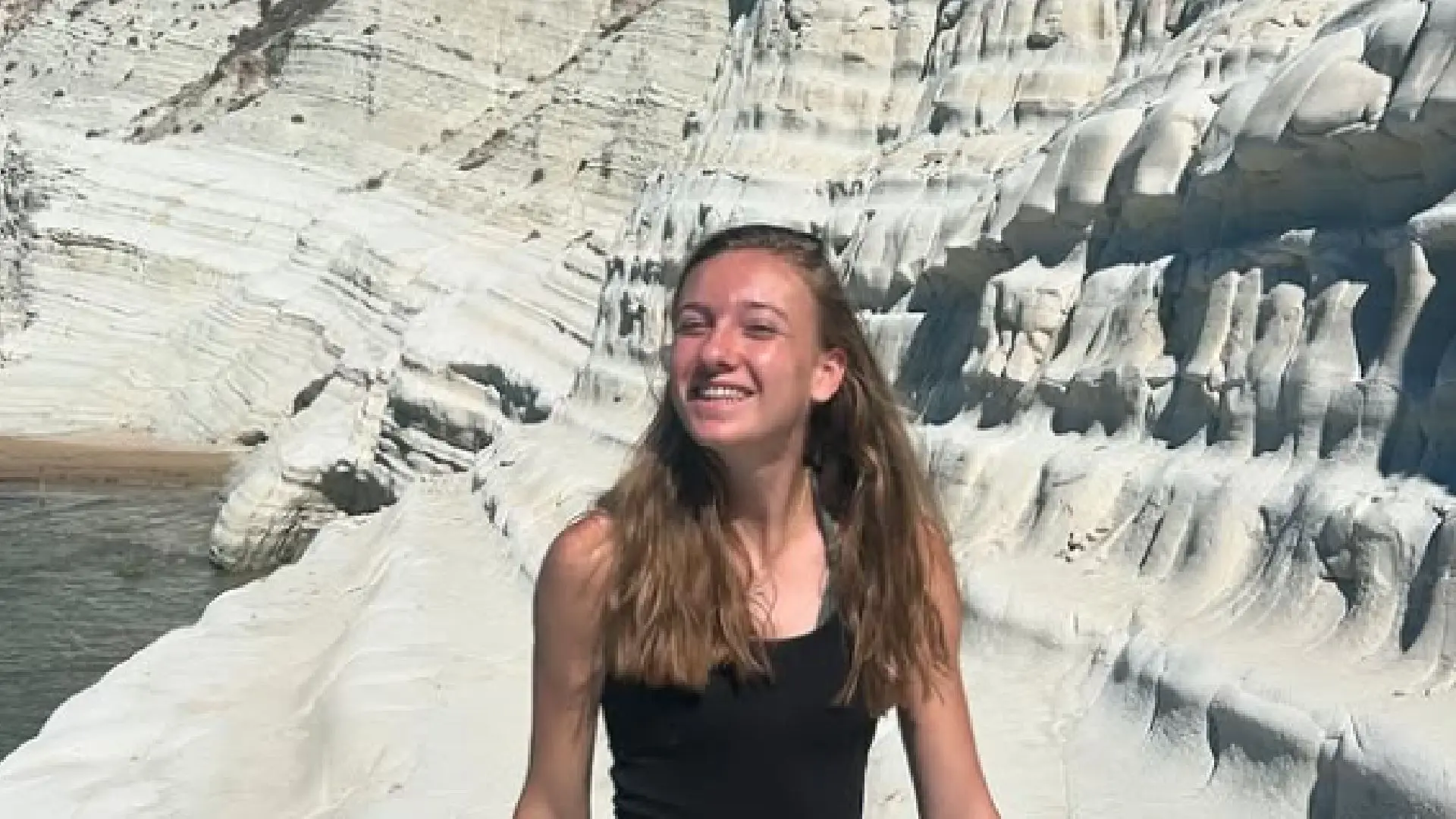 Atlete Femke Bol laat zich van alle kanten filmen tijdens extreme inspanning in de zon (video)