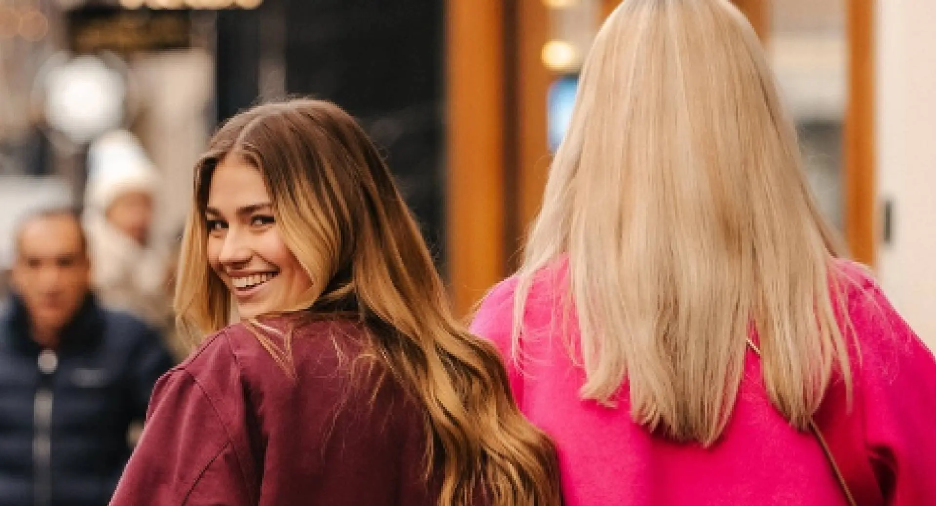 Linda de Mol in vermomming gespot in hartje Amsterdam: Gooische Vrouwen-actrice helpt Roxy Dekker een handje (video)