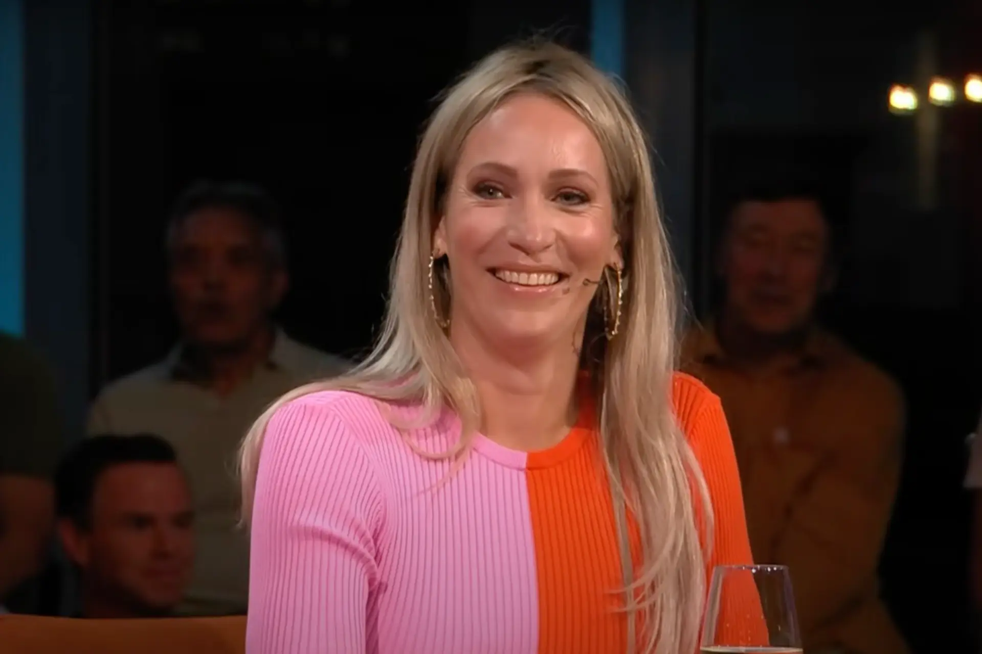 Jurkje van Hélène Hendriks wéér onderwerp van gesprek na uitzending De Oranjewinter: "Stylist overleden?" (foto's)