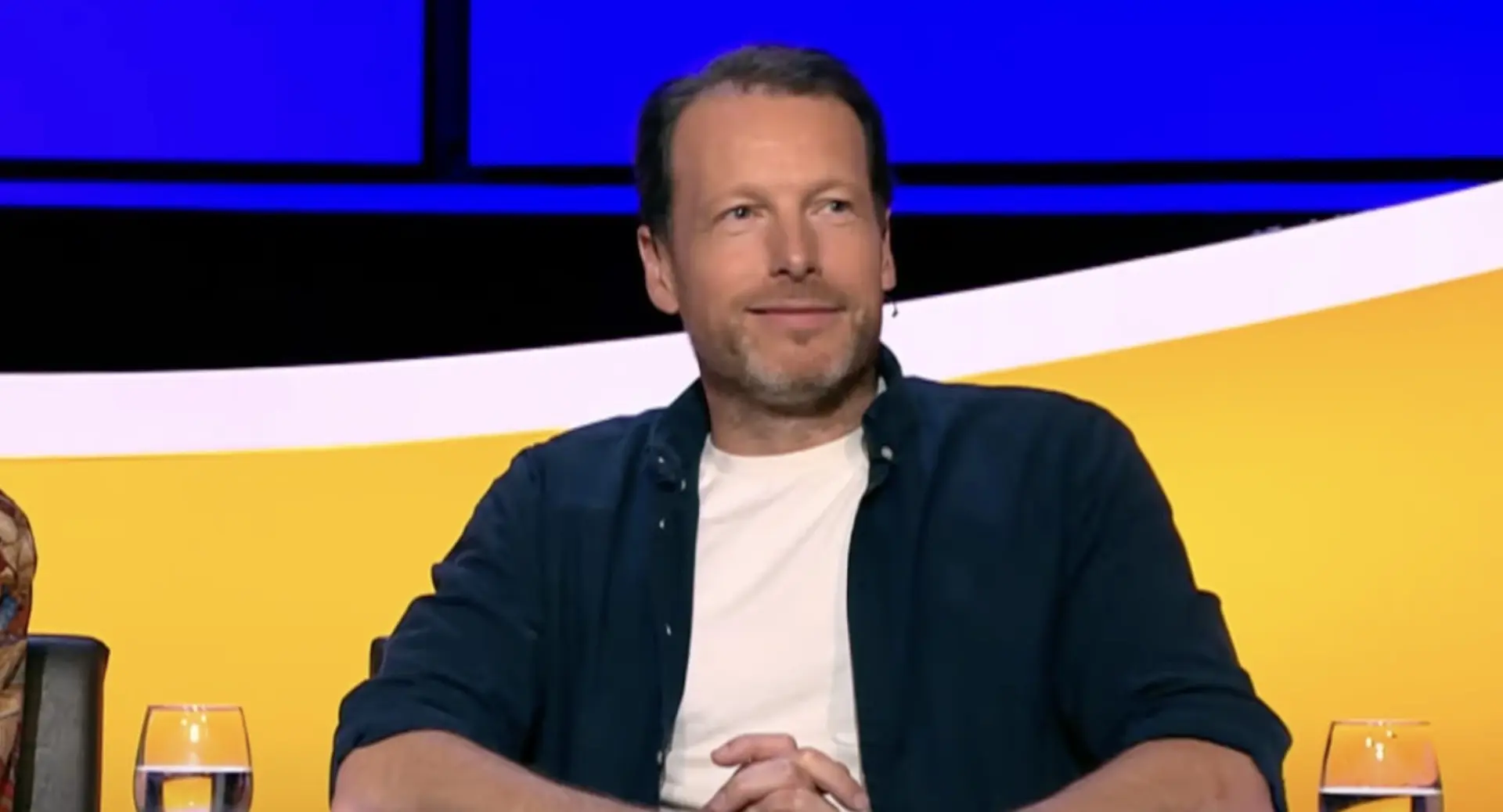 Herman van der Zandt maakt zich verdacht met wéér een De Slimste Mens-finale: "Heeft hij een oortje in?" (video)