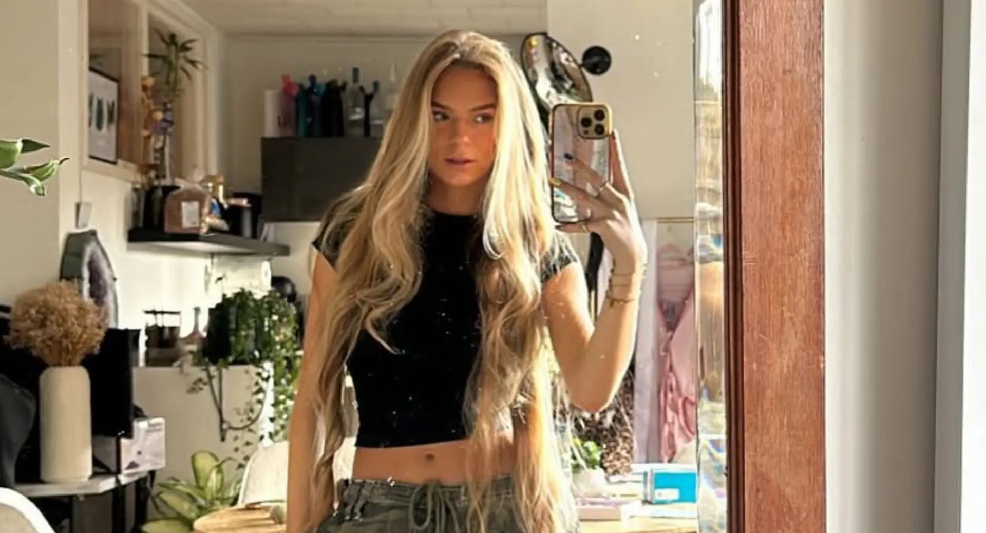 Lies Zhara laat aanstootgevende tattoo zetten en snoert klagende volgers meteen de mond (foto's)