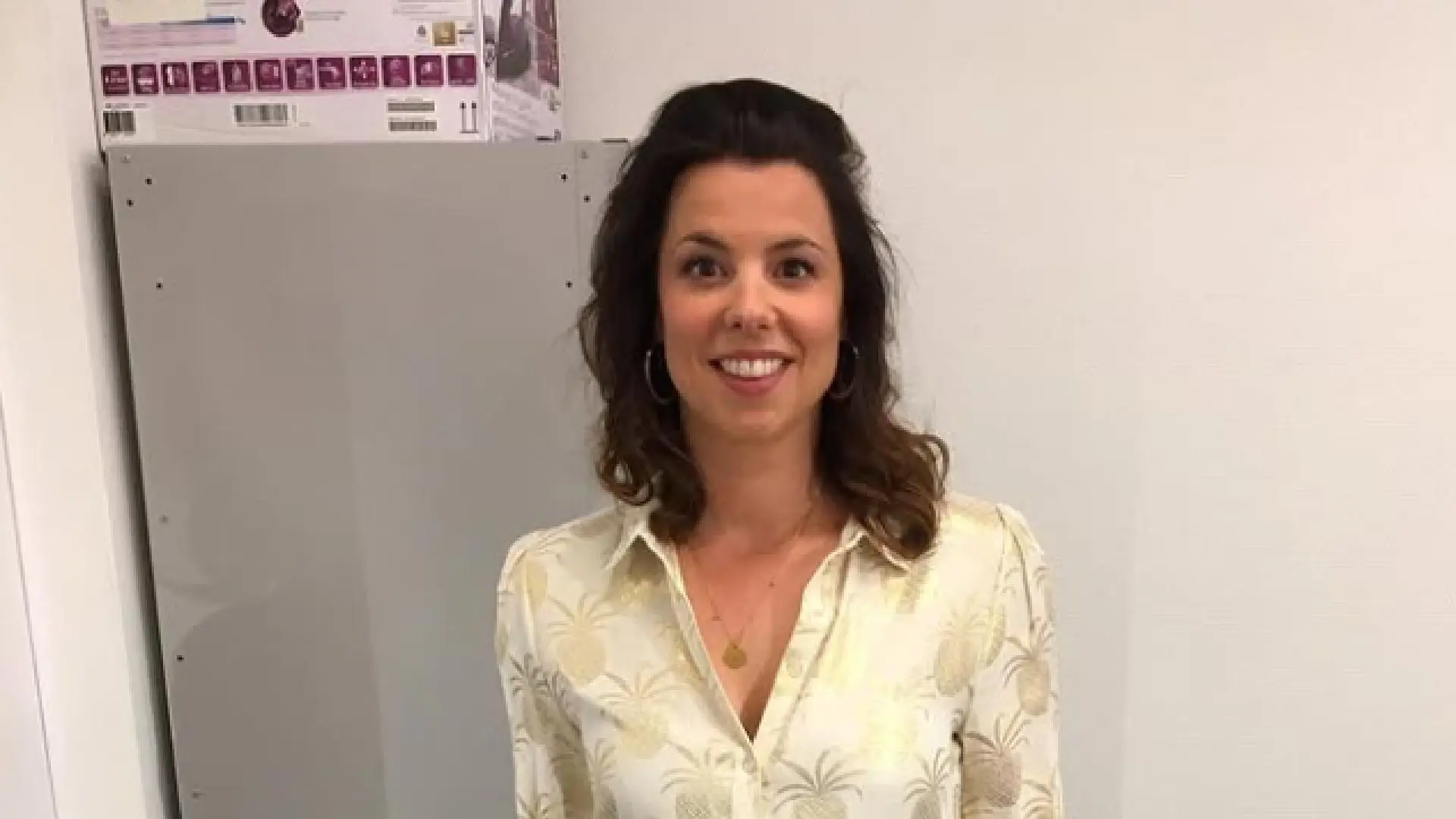 Roos Moggré weet niet wat ze ziet terwijl uitslover Beau van Erven Dorens diep door de knieën gaat (video)
