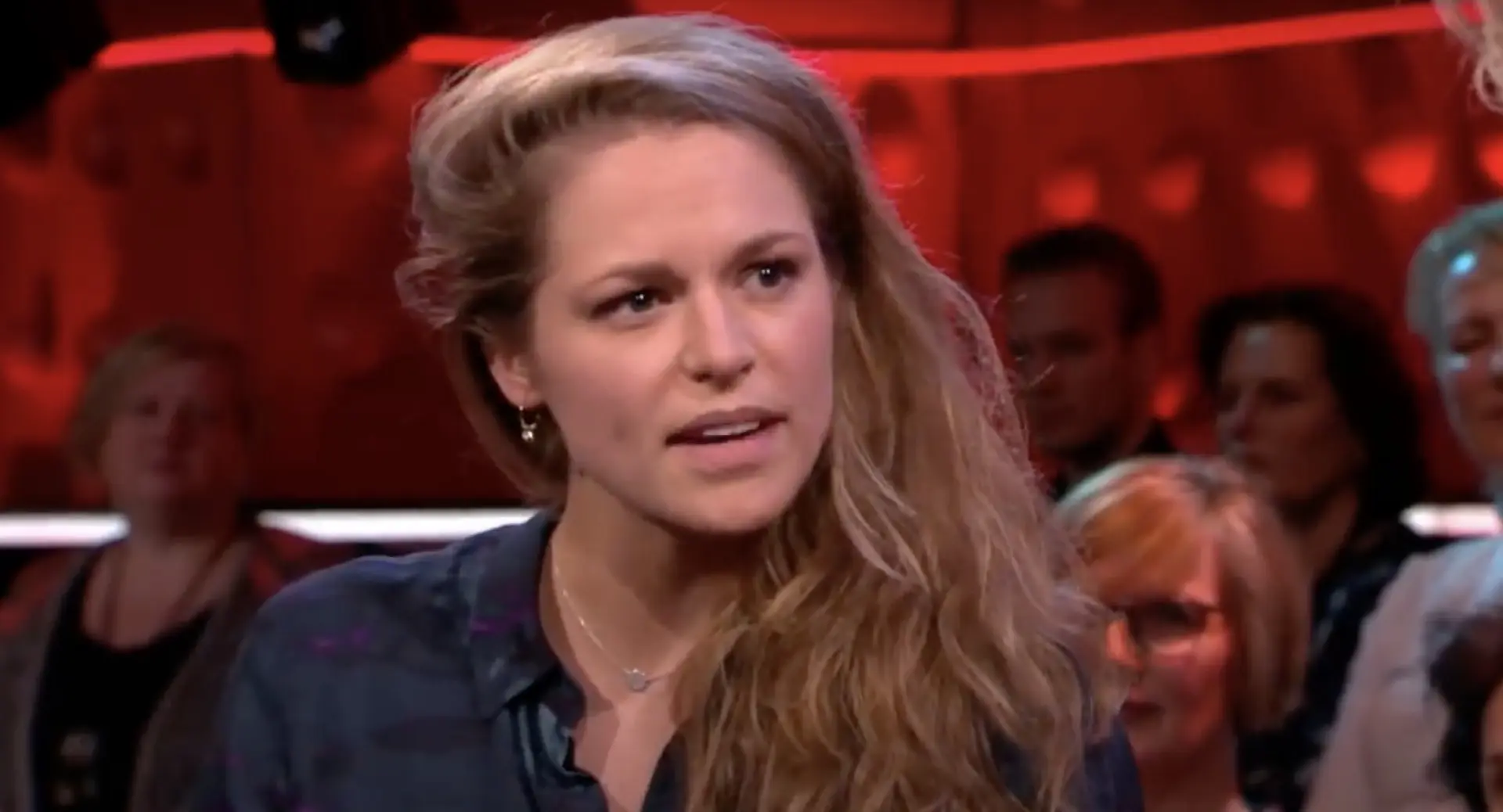 Sophie Frankenmolen sleept Wie Is De Mol-kandidaten mee in donker kamertje voor intiem vragenvuur (video)