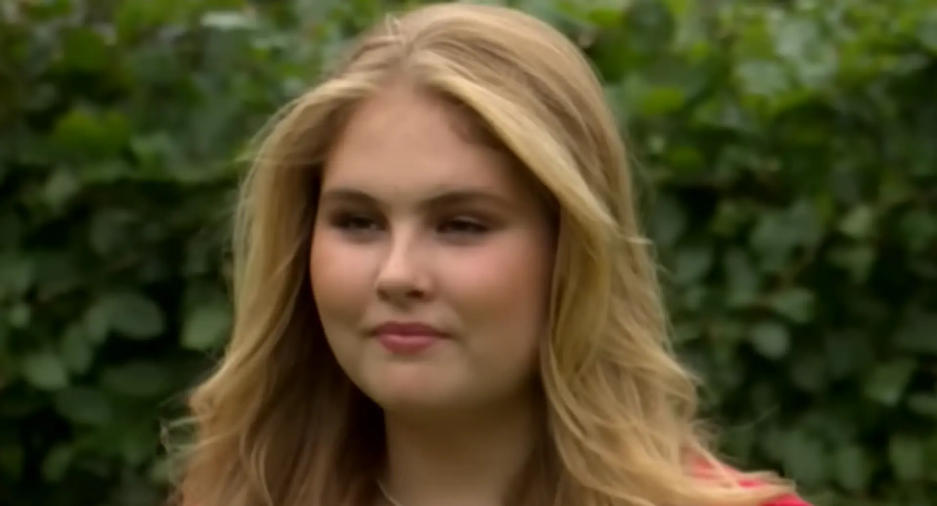 Prinses Amalia laat zich voor het eerst in volledig legeruniform zien (en dat staat haar erg goed)