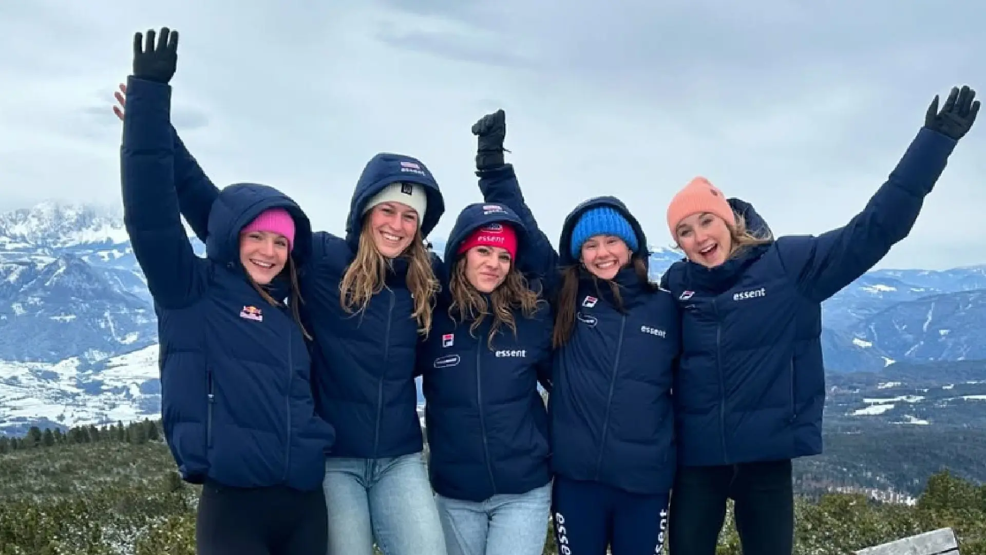 Schaatssters Angel Daleman en Sanne in 't Hof filmen warmen samen op in de buitenlucht (video)