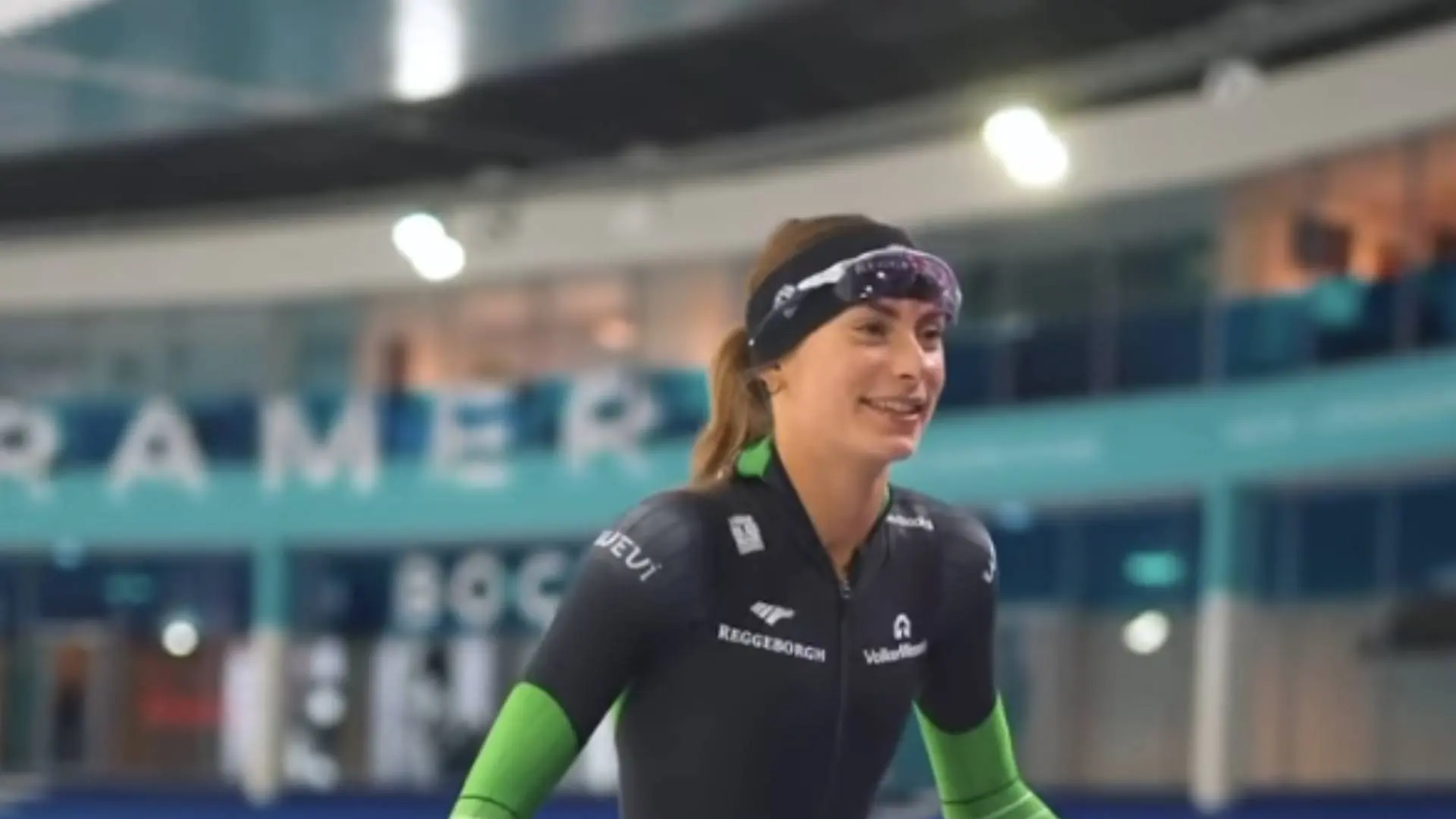 Schaatsster Femke Kok gaat door de knieën en laat perfecte bolling zien (video)