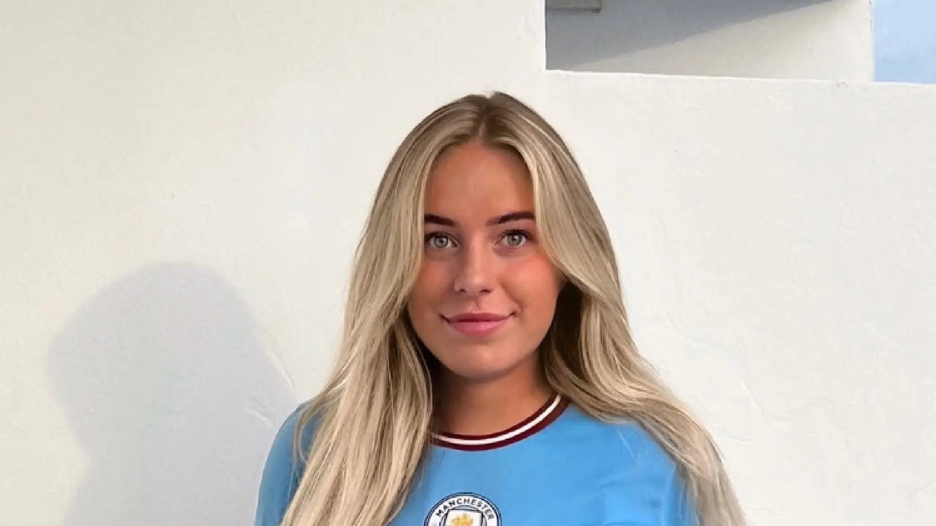 Zie je niet in het mannenvoetbal: voetbalster Ilse van Esch neemt bal tijdens wedstrijd aan met opvallend lichaamsdeel (video)